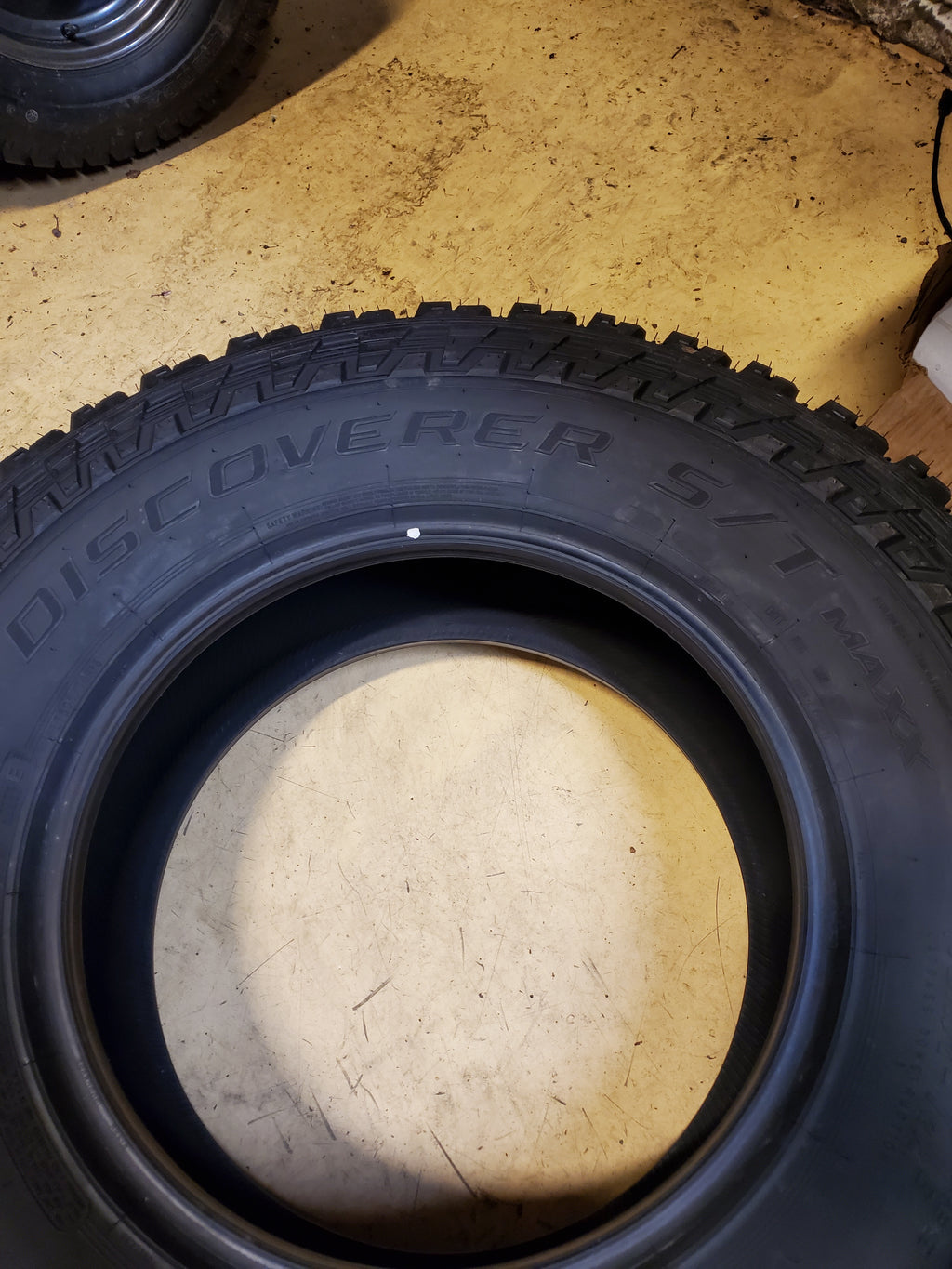 COOPER DISCOVERER S/T MAXX BSW LT 305 70 18 126/123Q 10PLY TIRE 170078004