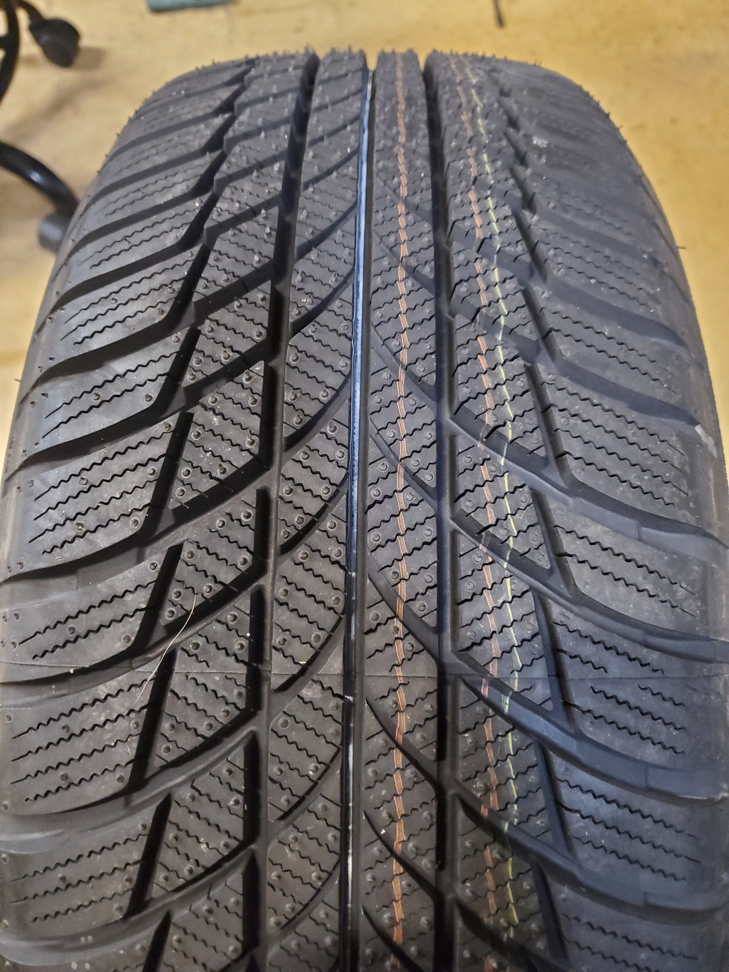 BRIDGESTONE BLIZZAK LM001 RFT BSW P 205 55 16 91H WINTER TIRE 011839