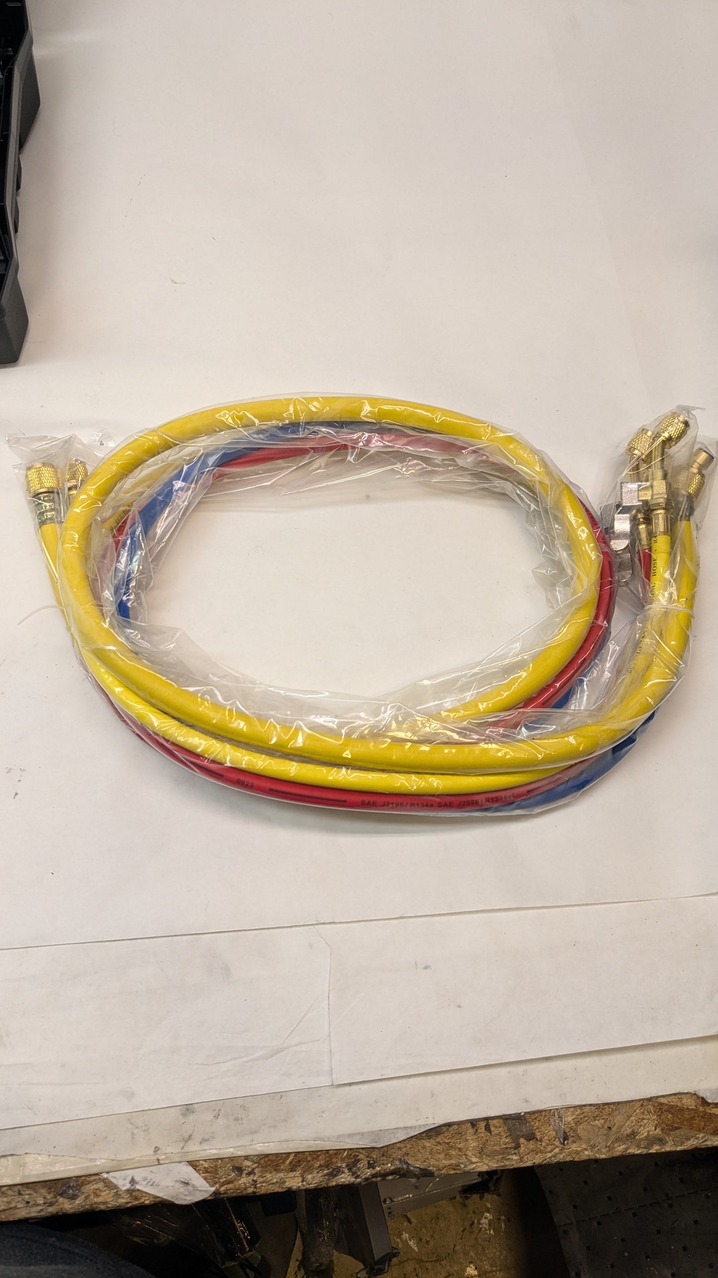 TESTO 557S AC MANIFOLD GAUGE SET – AC RECHARGE KIT WITH 2X TESTO 115I PIPE CLAMP THERMOMETER, 1X TESTO 552I MICRON GAUGE, AND 4X HOSES