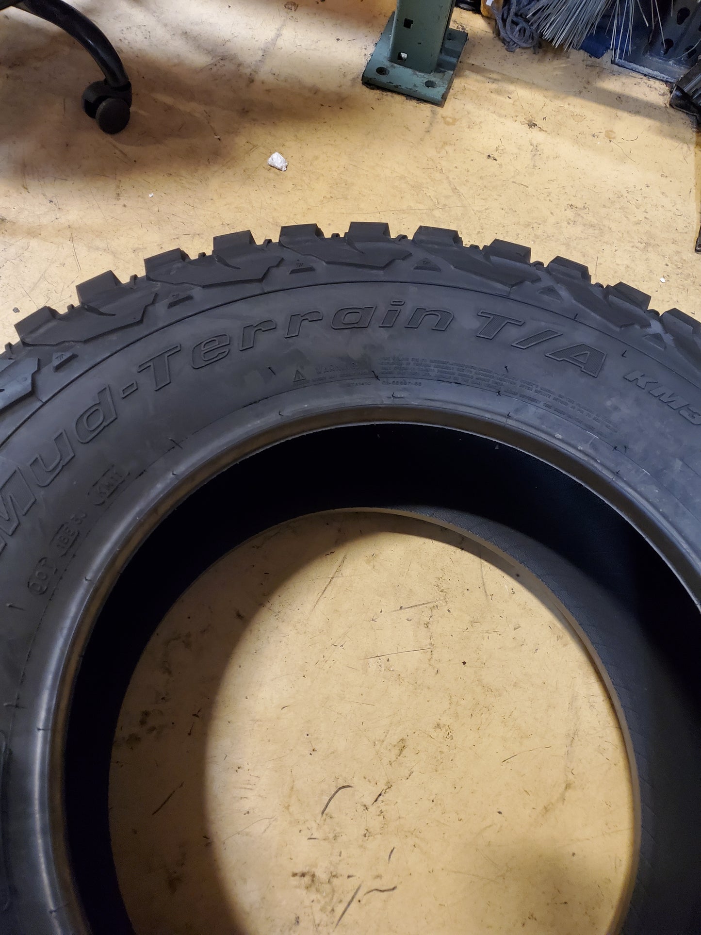 BFGOODRICH MUD TERRAIN T/A KM3 BSW LT 285 70 18 127/124Q 10PLY MUD TIRE 42869