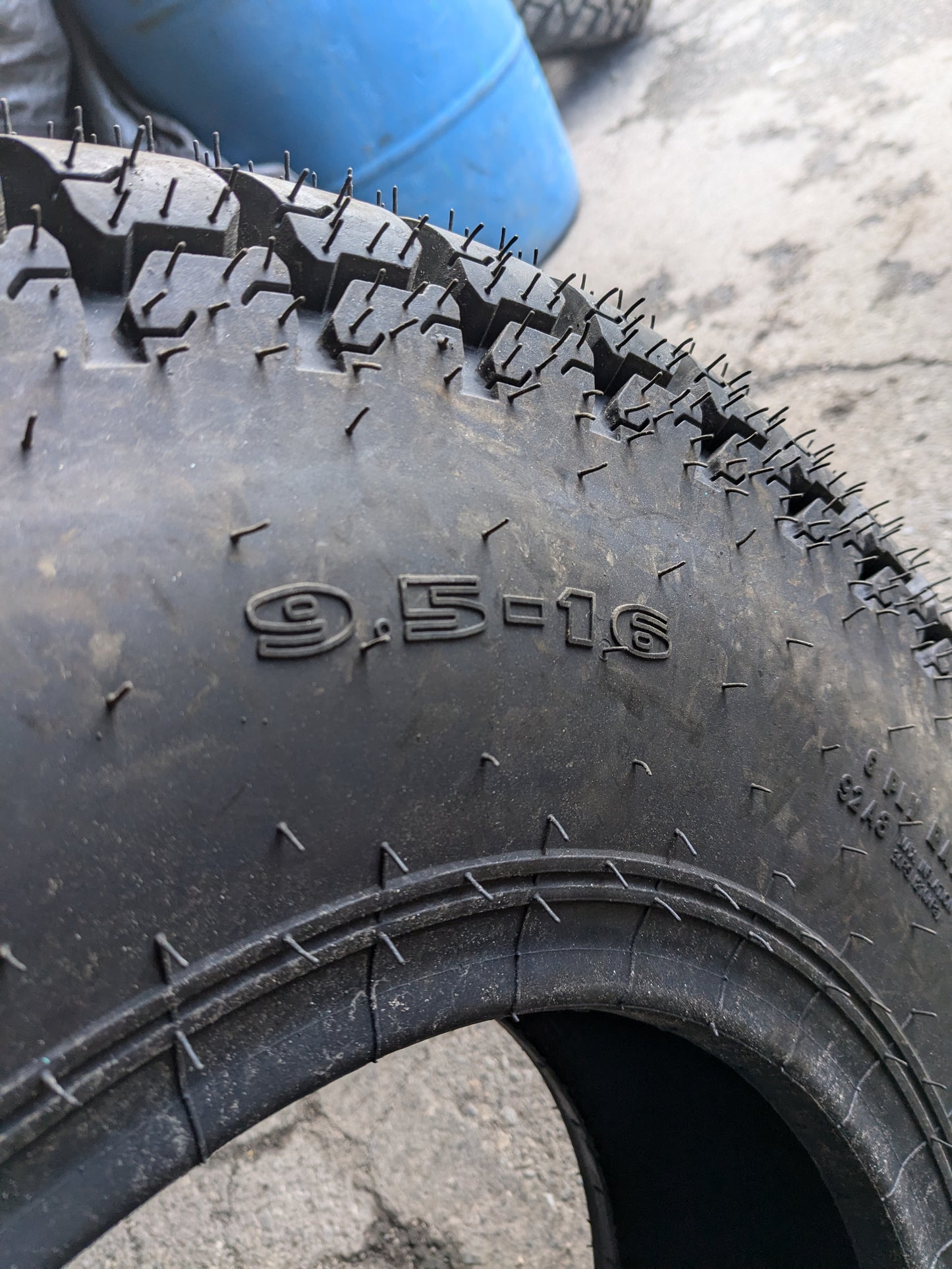 GALAXY MIGHTY MOW R-3 BSW  9.5 16 92AB 6 PLY LAWN TIRE 135223