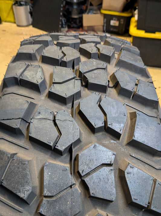 NOS BFGOODRICH MUD TERRAIN T/A KM2 RWL LT 35 12.5 17 121R LRD 8PLY TIRE 38371 MUD TERRAIN