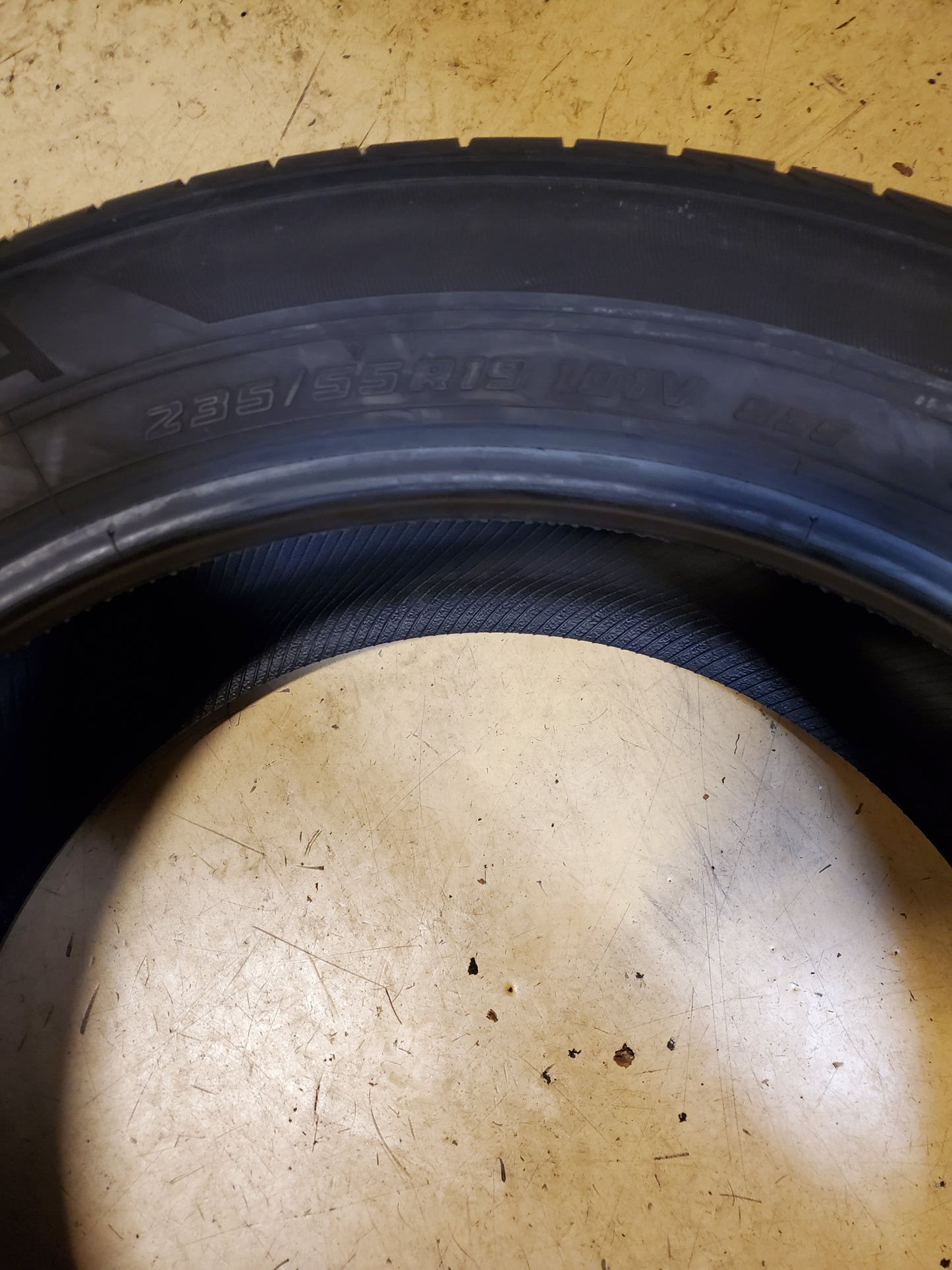 USED 8/32" YOKOHAMA AVID GT BSW P 235 55 19 101V ALL SEASON TIRE 110193348