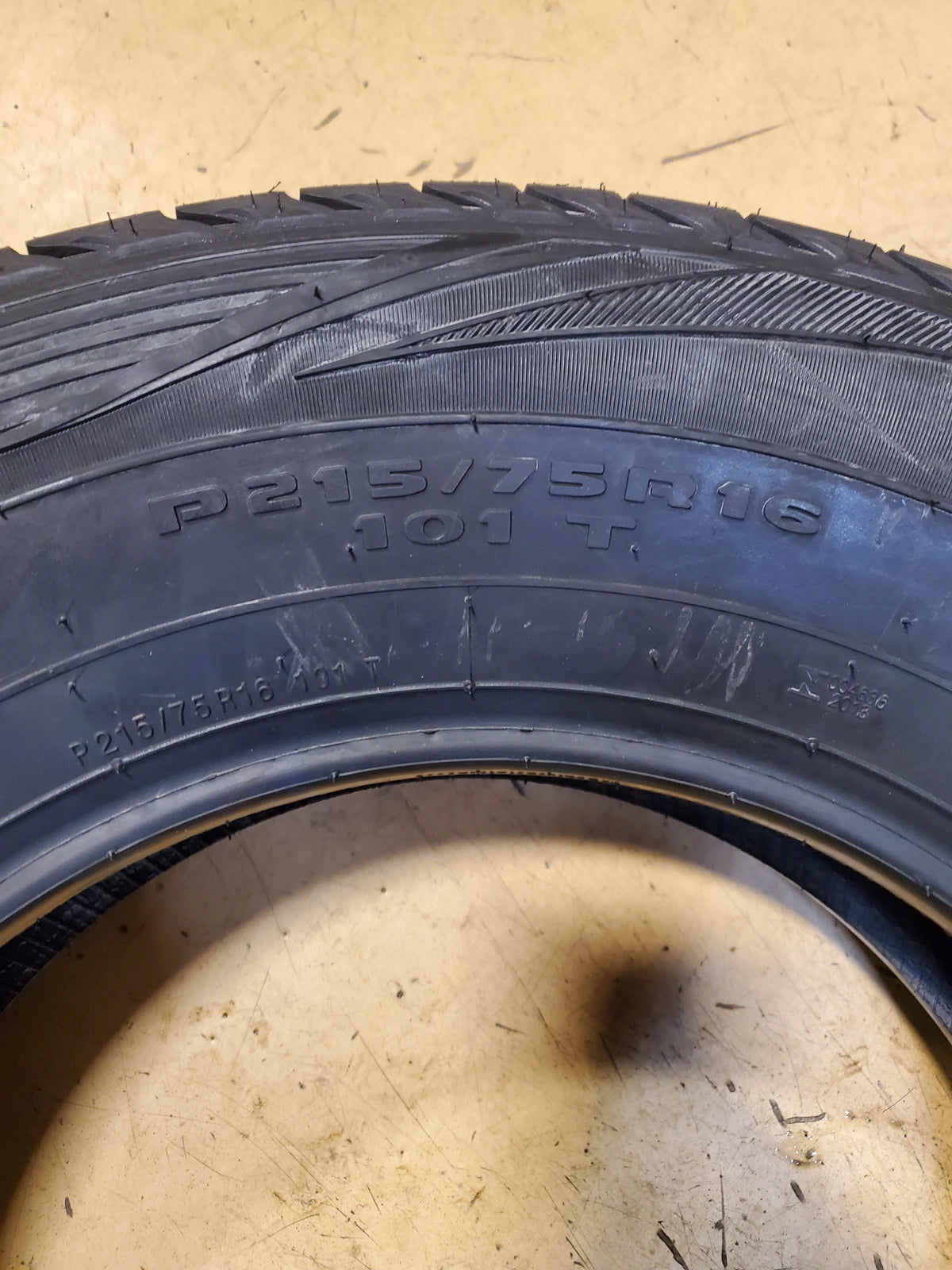 KUMHO ROAD VENTURE APT KL51 BSW P 215 75 16 101T HIGHWAY TIRE 2102893