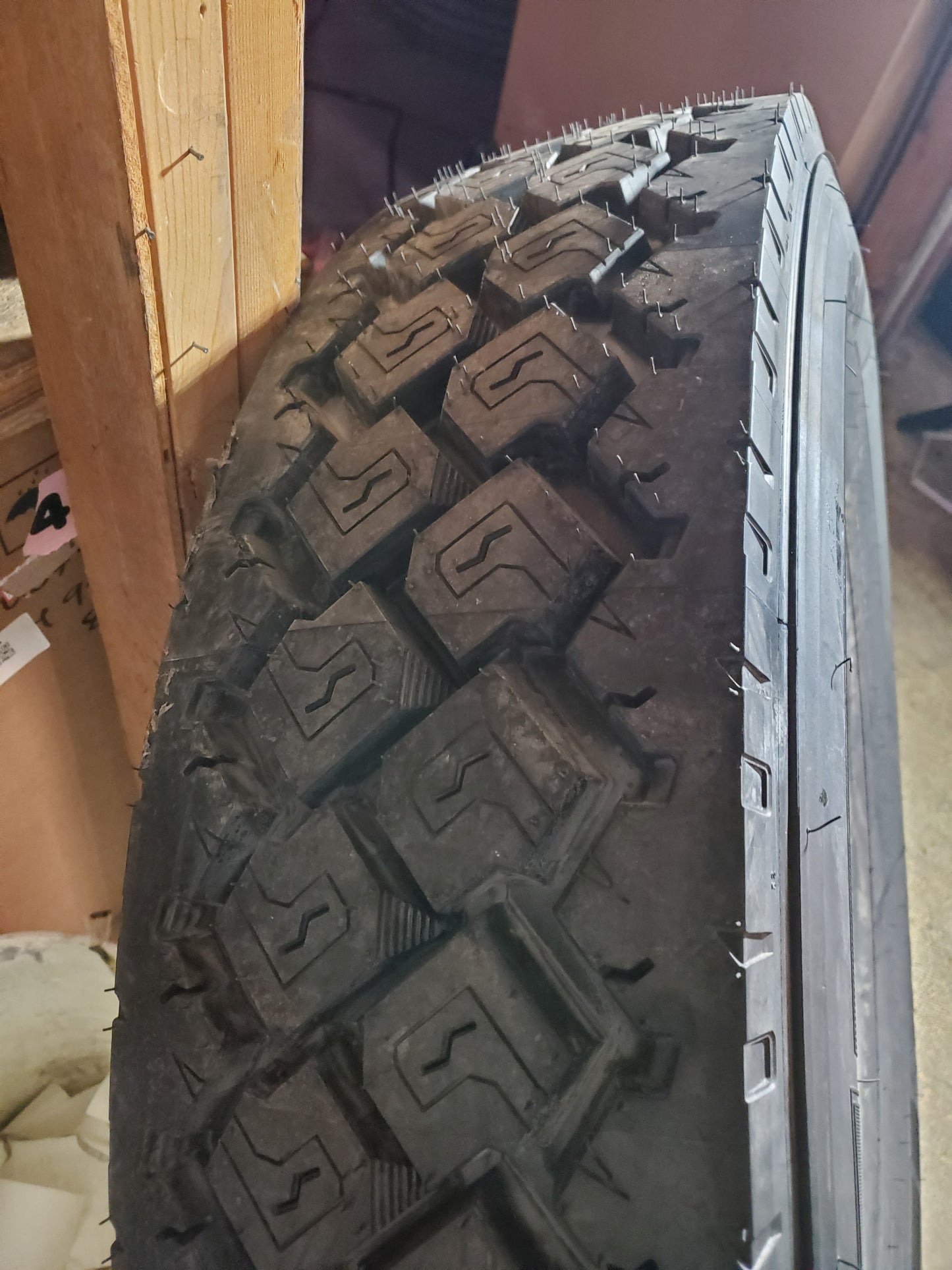 NOS UNIROYAL RD30 BSW LT 275 80 24.5 144/141L 14PLY DRIVE TIRE 92294