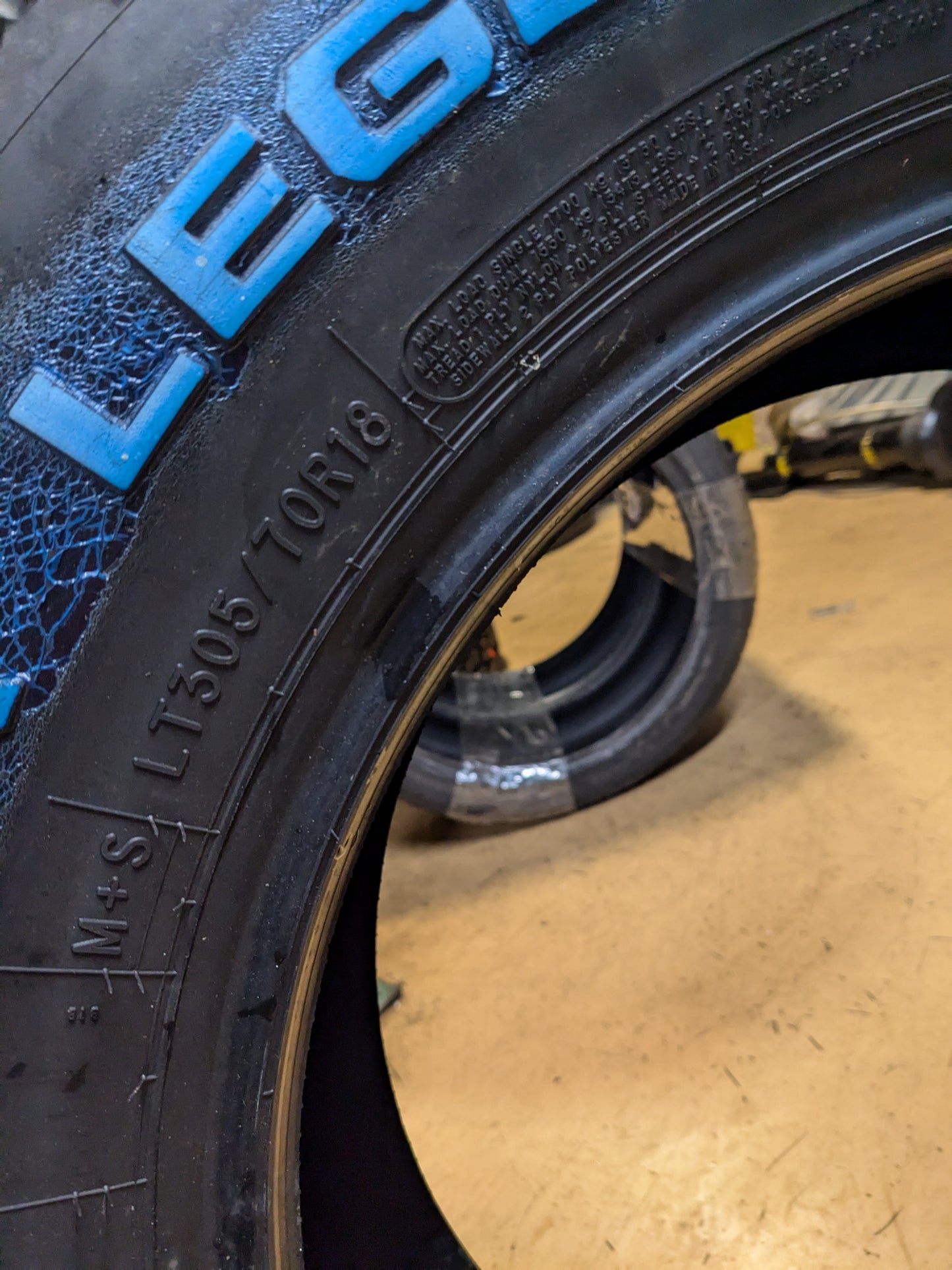 MICKEY THOMPSON BAJA LEGEND EXP RWL LT 305 70 18 126/123Q LRE 10PLY ALL TERRAIN TIRE 331083003