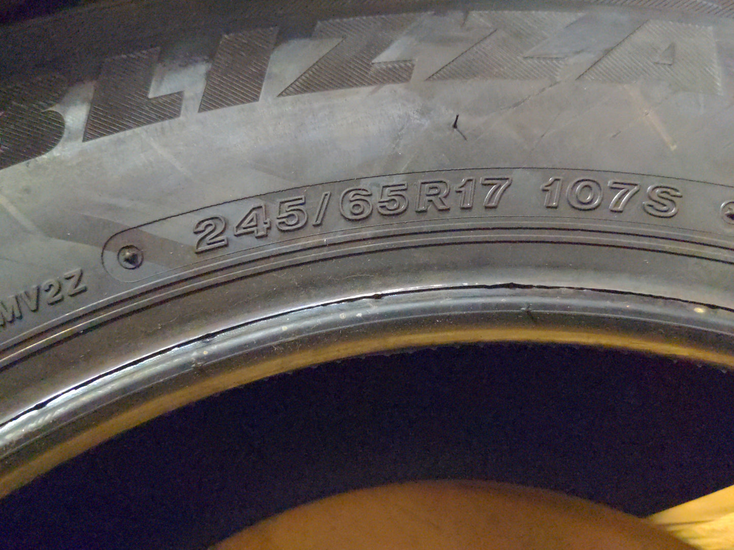BRIDGESTONE BLIZZAK DM-V2 P 245 65 17 107S SL WINTER TIRE 16168