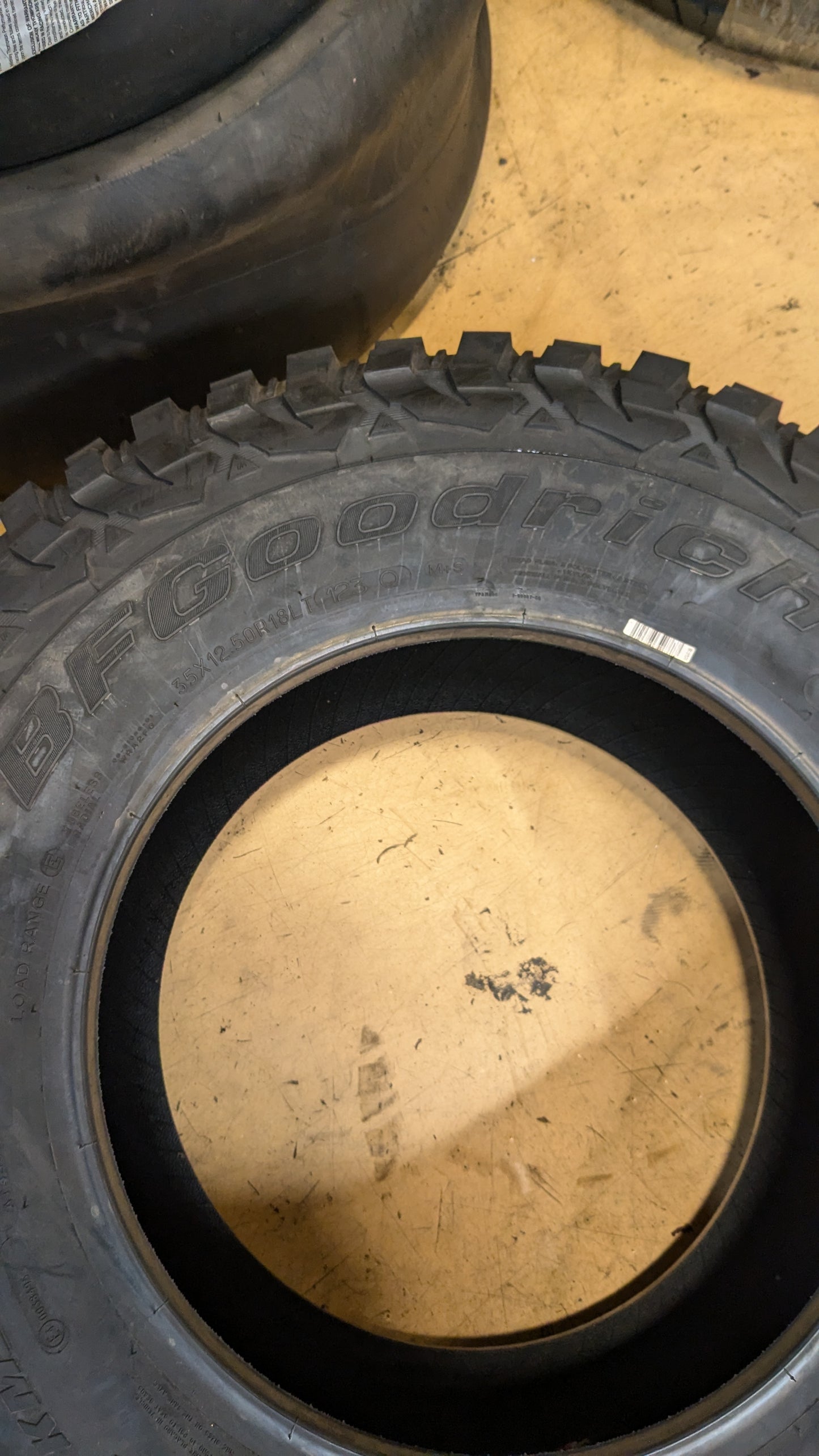 BFGOODRICH MUD TERRAIN T/A KM3 BSW LT 35 12.5 18 123Q 10PLY MUD TERRAIN 72204