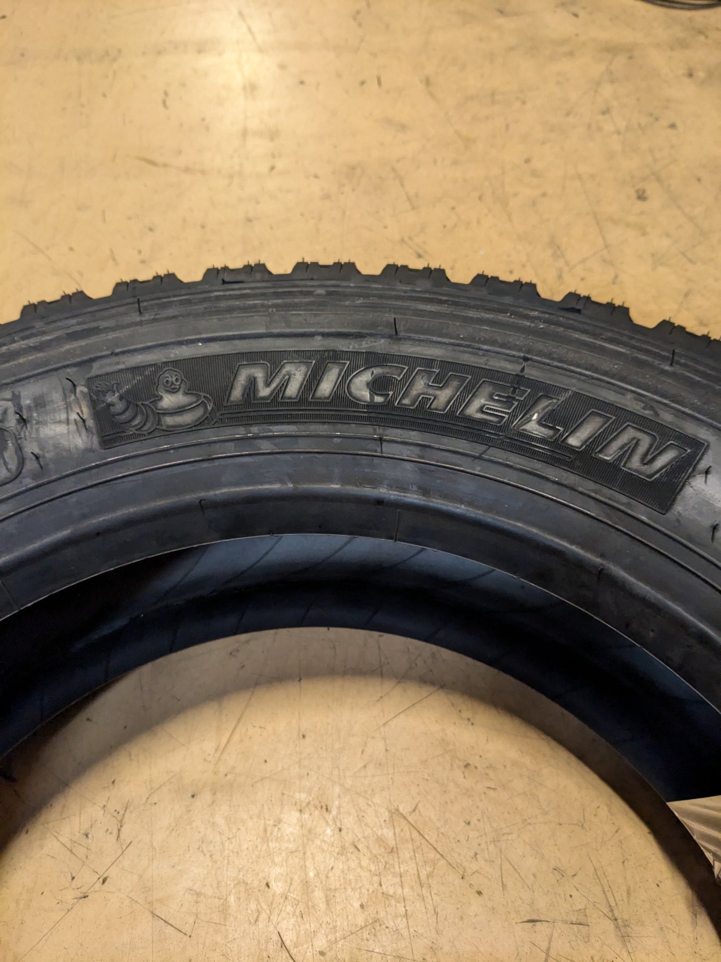 MICHELIN XDS2 225 70 19.5 128/126N 14PLY DRIVE AXLE TIRE 24975
