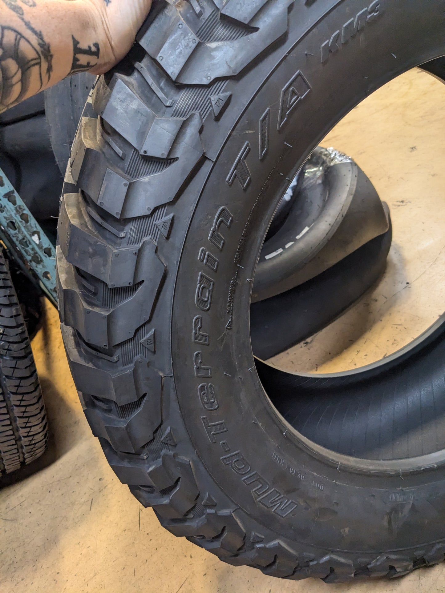 BFGOODRICH MUD-TERRAIN T/A KM3 LT 325 60 20 126/123Q 10PLY ALL SEASON TIRE 51810