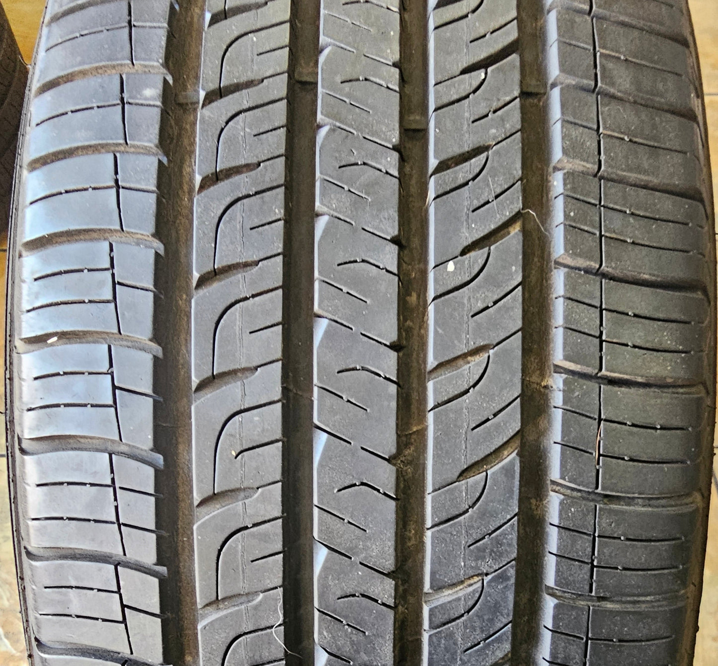 USED 9/32 OF 11/32  GOODYEAR ASSURANCE COMFORTED TOURING P 235 60 17 102H SL  ALL SEASON  TIRE 413488329