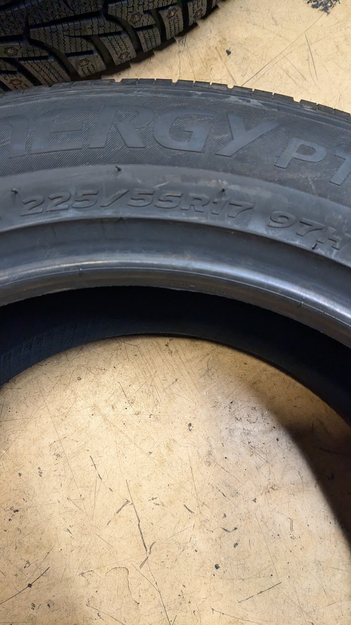 NOS HANKOOK KINERGY PT BSW P 225 55 17 97H ALL SEASON TIRE 1021400