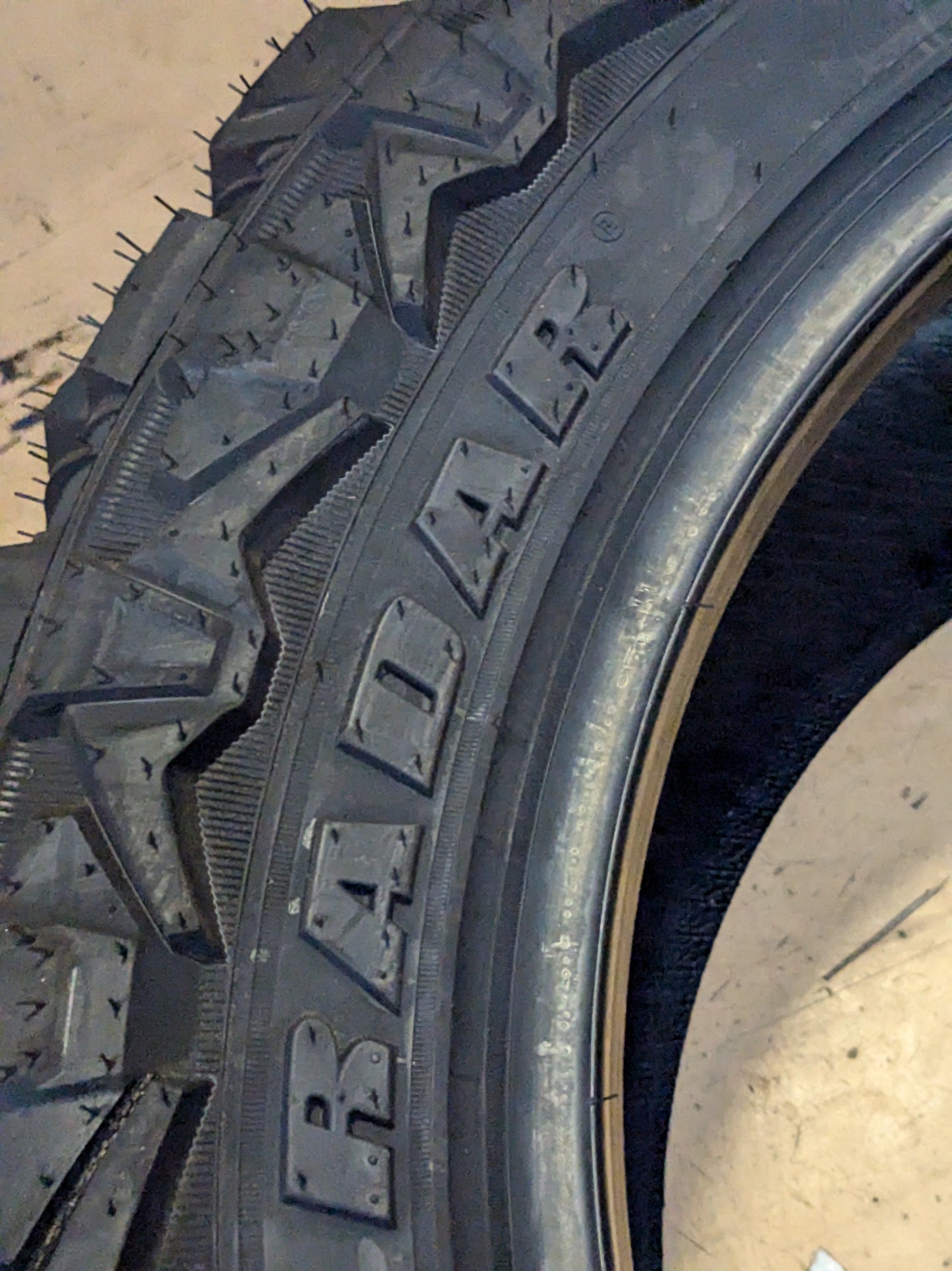 RADAR RENEGADE X LT 33 12.5 20 114Q LRE 10PLY MUD TERRAIN TIRE RACSTH0043