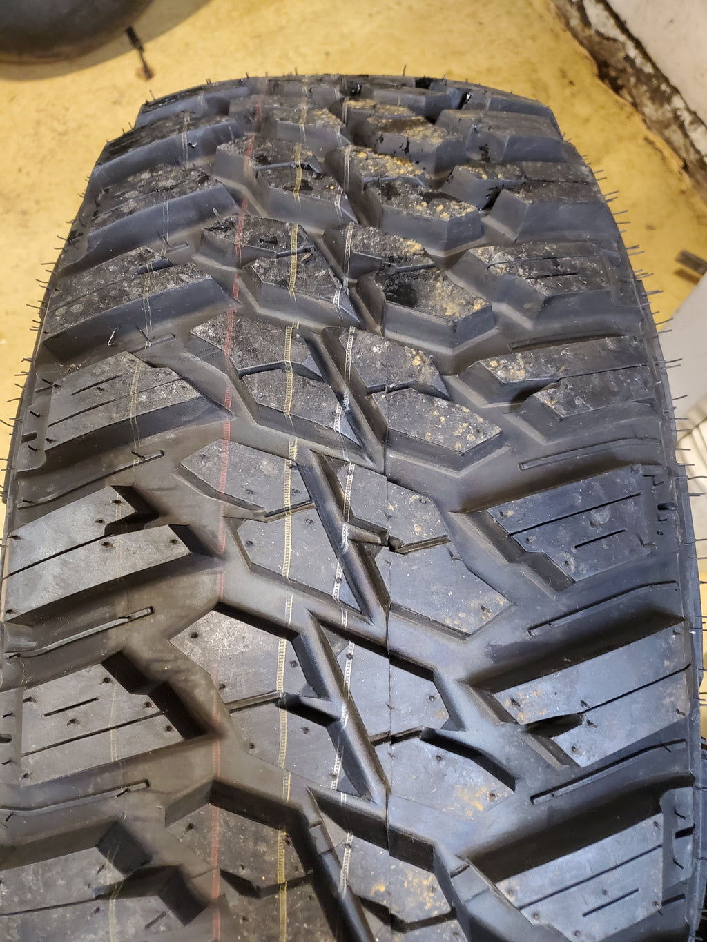 KANATI MUD HOG M/T BSW LT 295 60 20 126/123Q 10PLY MUD TIRE L2029560E252