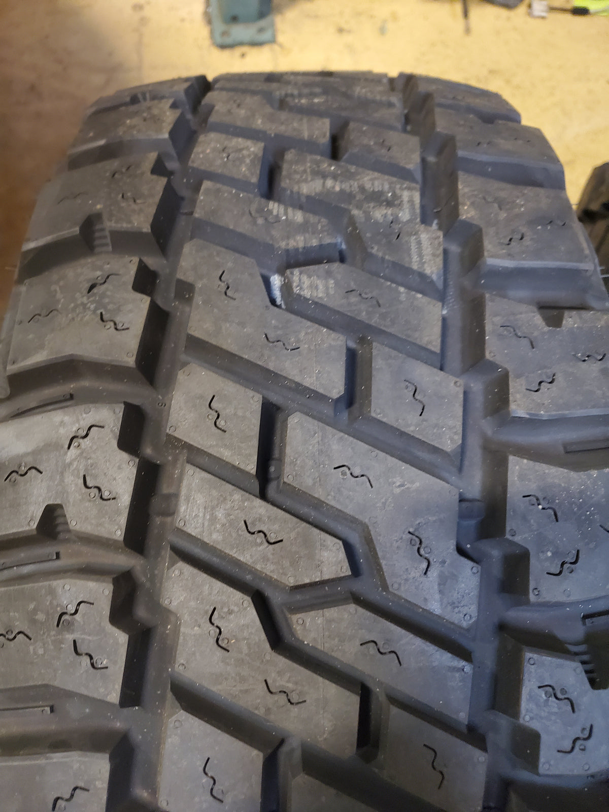 2 MICKEY THOMPSON BAJA LEGEND EXP LT RWL 305 65 17 121/118Q 10PLY TIRE 331064003