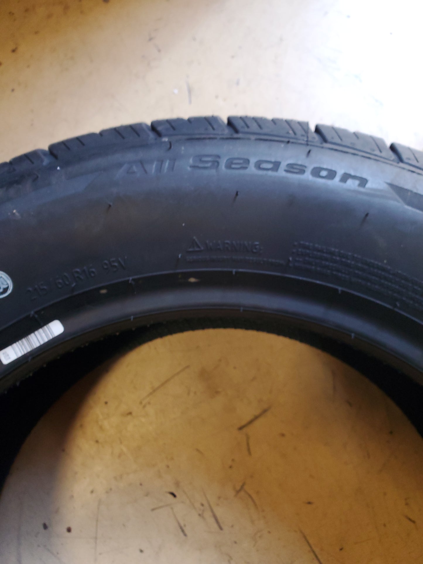 BFGOODRICH ADVANTAGE CONTROL ALL SEASON BSW P 215 60 16 95V TIRE 53186