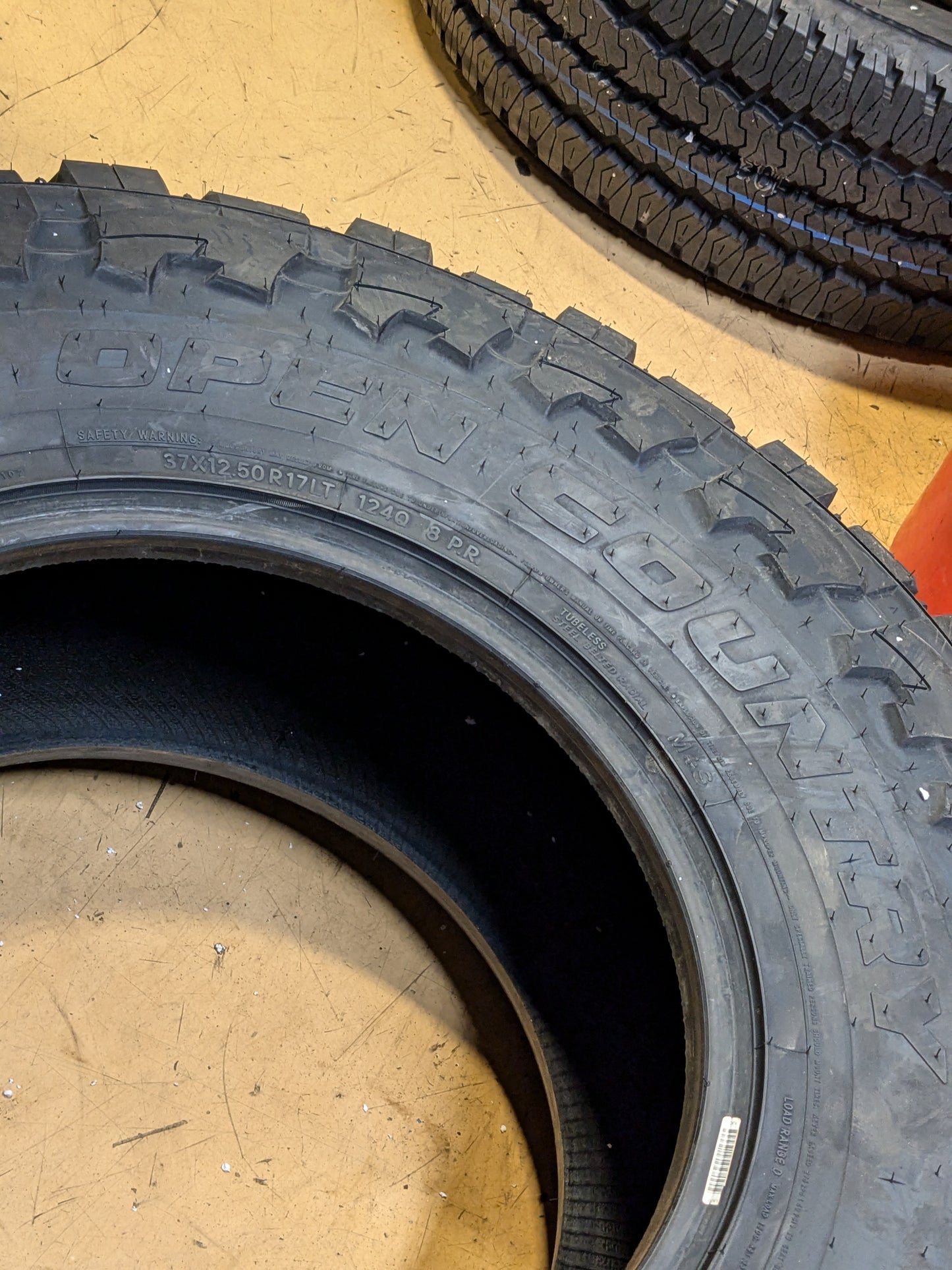 TOYO OPEN COUNTRY M/T LT 37 12.5 17 124Q LRD 8PLY MUD TERRAIN TIRE 360770