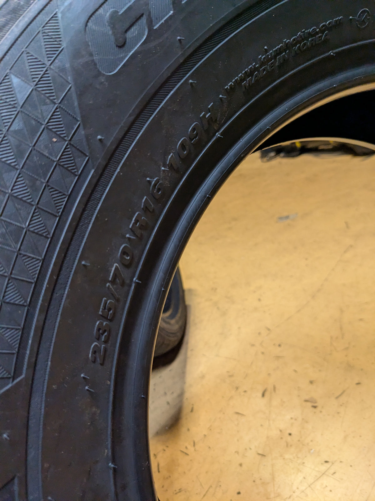KUMHO CRUGEN HP71 P 235 70 16 109H XL ALL SEASON TIRE  2230133