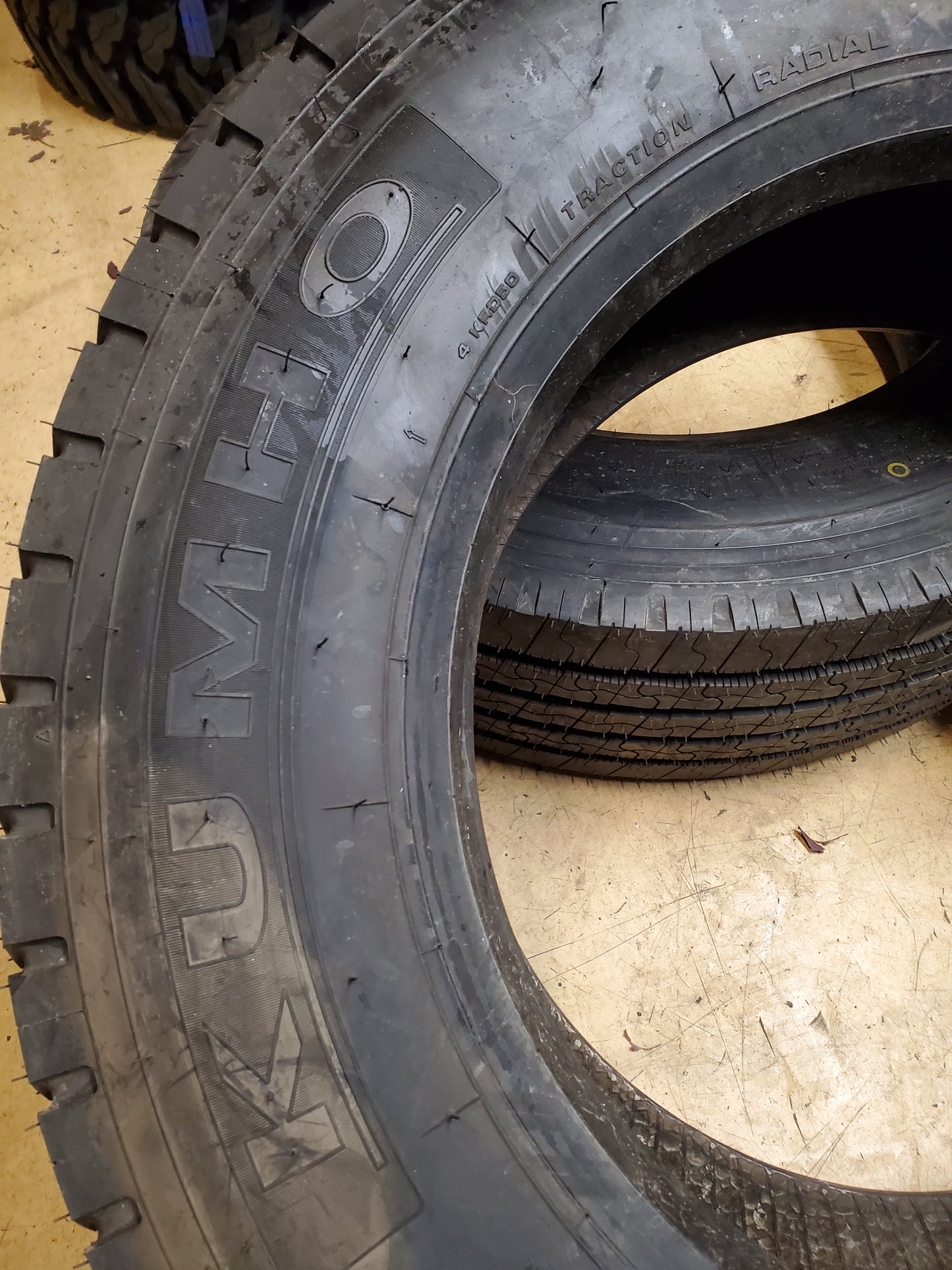 KUMHO KRD50 BSW P 245 70 19.5 137/135M 16PLY DRIVE TIRE 2141483