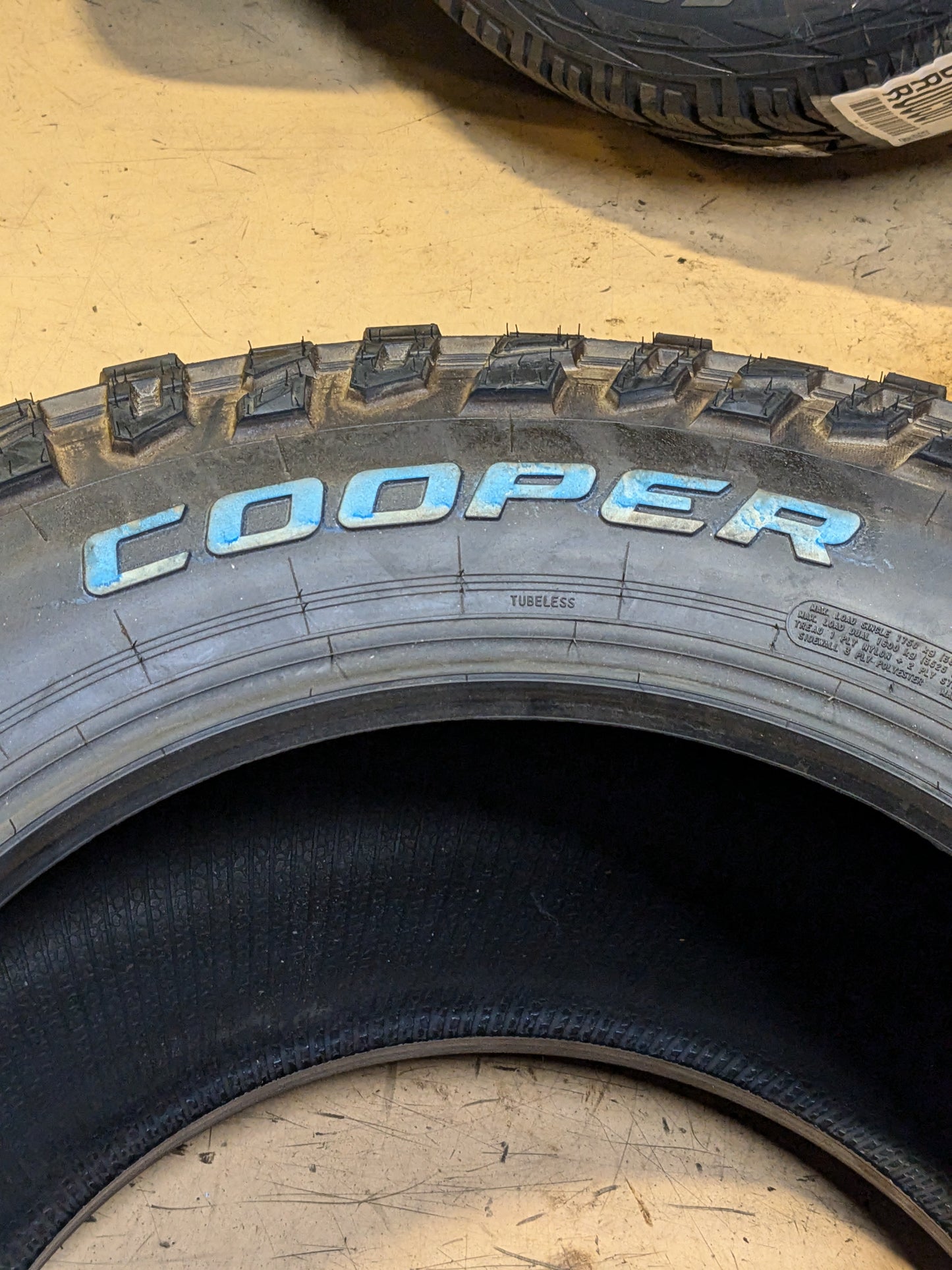 NOS COOPER DISCOVERER STT PRO RWL LT 325 65 18 127/124Q LRE 10 PLY MUD TERRAIN TIRE 170124034