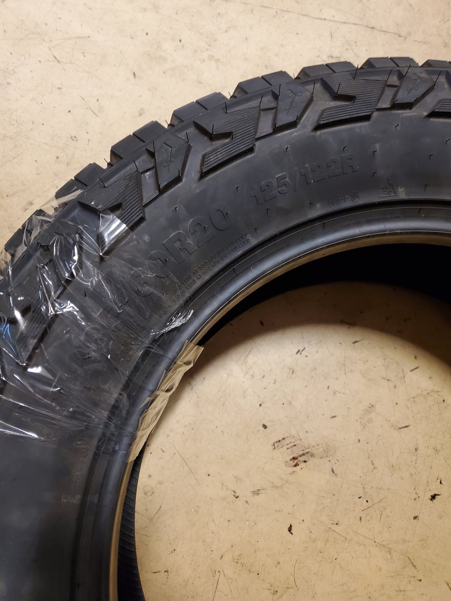 VENOM POWER TRAIL HUNTER R/T LT 285 60 20 125/122R 10PLY RUGGED TIRE CVPTHRT07R
