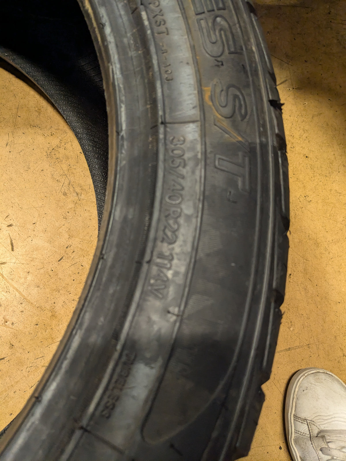 NOS TOYO PROXES S/T BSW P 305 40 22 114V ALL SEASON TIRE 242390