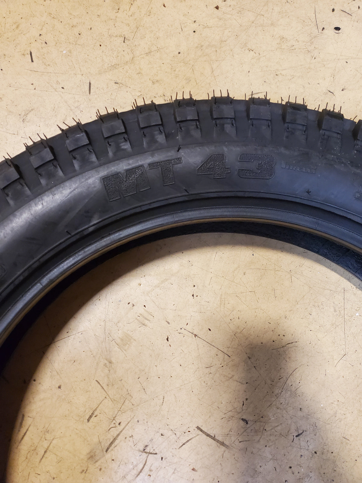 PIRELLI MT43 BSW 4 18 64P PRO TRIAL REAR TIRE 1414500