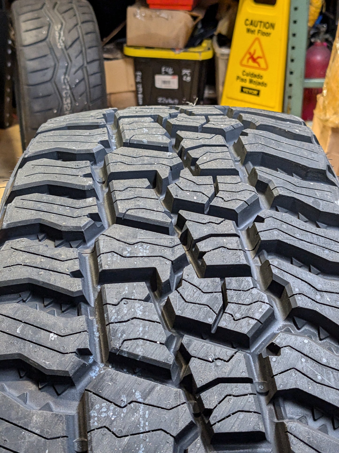 MICKEY THOMPSON BAJA BOSS A/T BSW P 275 60 20 115T SL ALL TERRAIN TIRE 90000049723