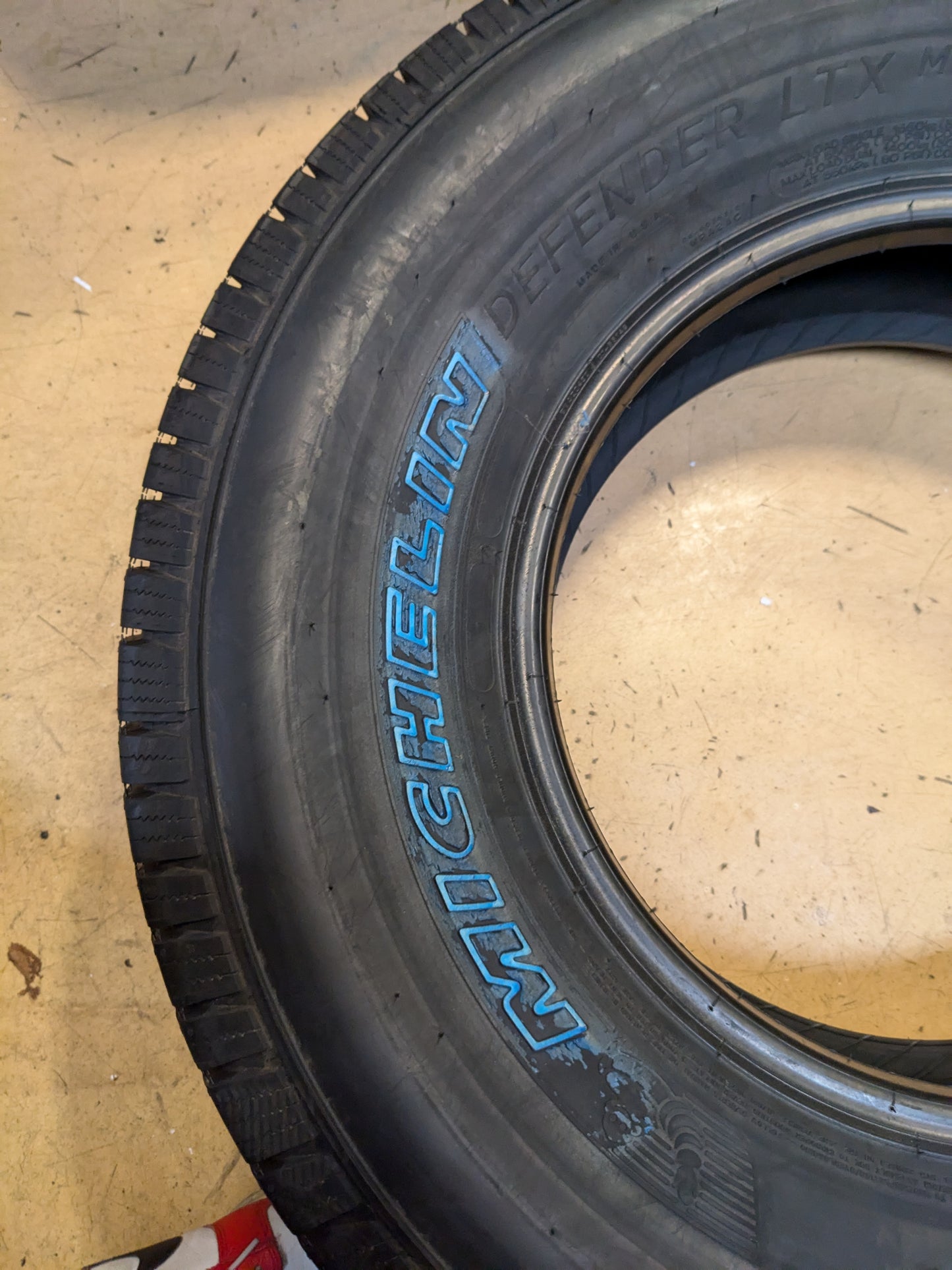MICHELIN DEFENDER LTX M/S RWL LT 265 75 16 123/120R LRE 10PLY ALL SEASON TIRE 56522