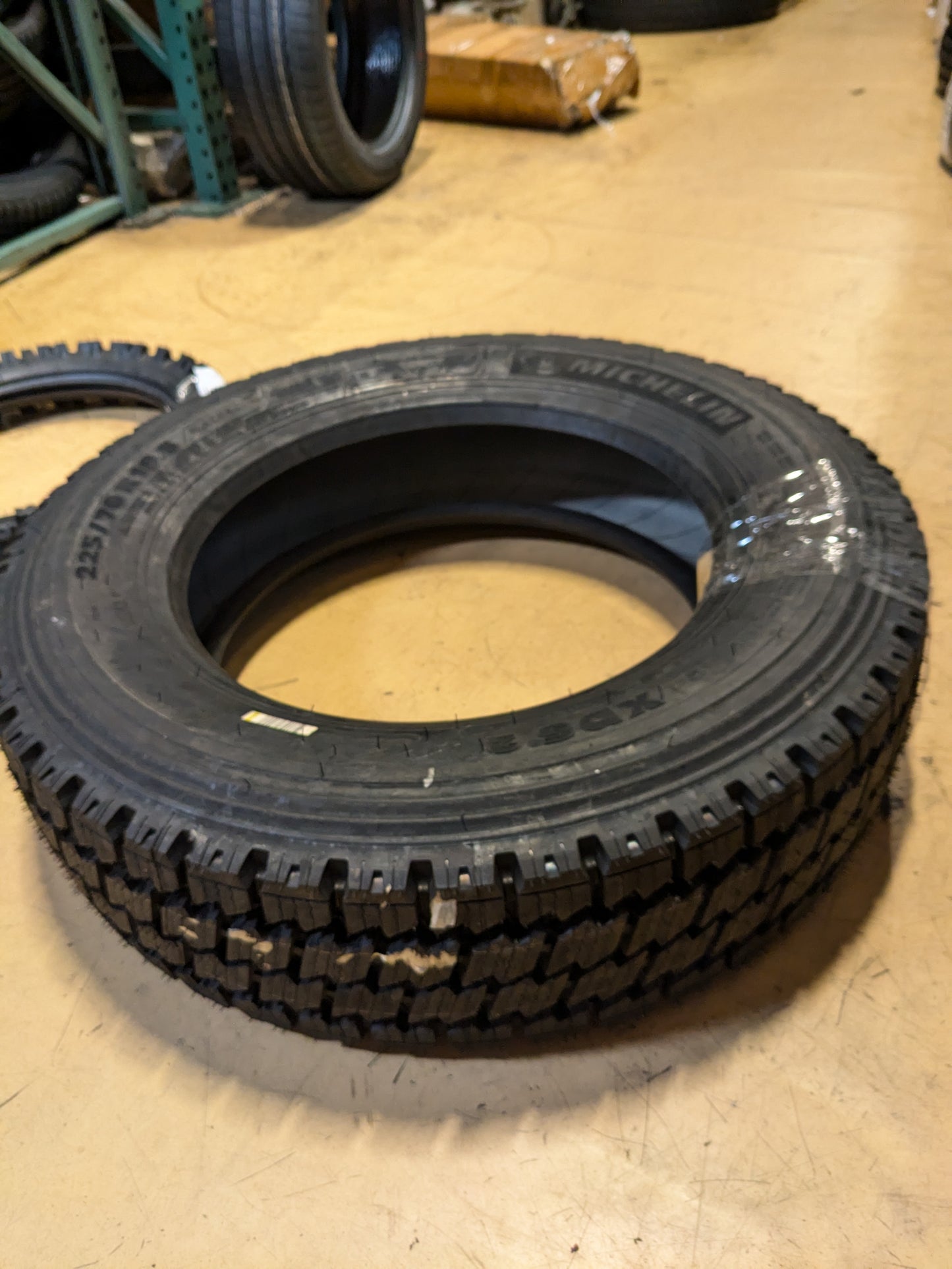 MICHELIN XDS2 225 70 19.5 128/126N 14PLY DRIVE AXLE TIRE 24975