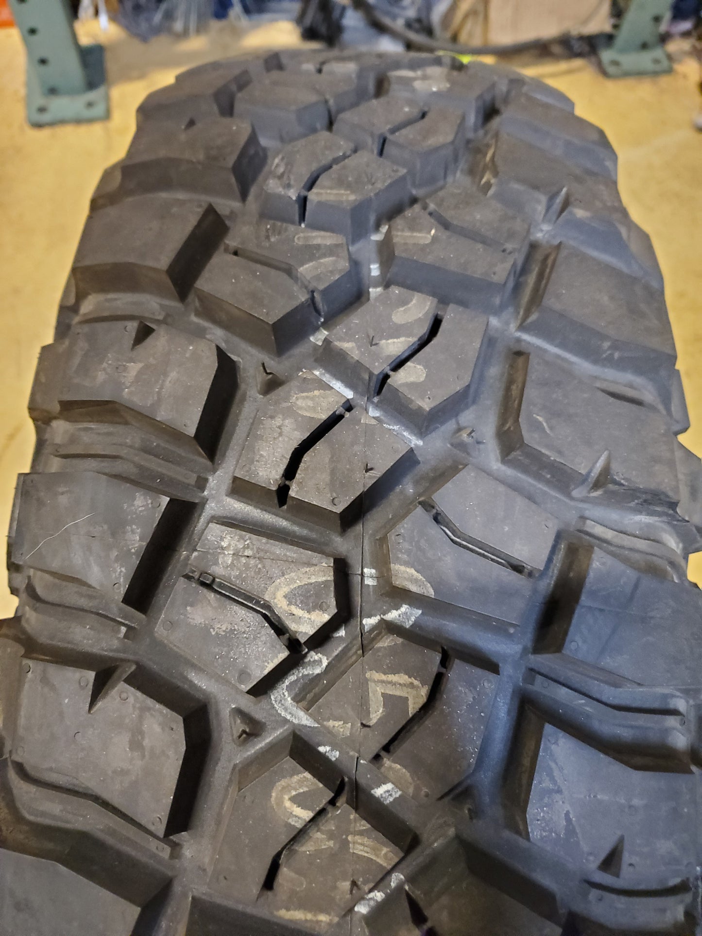 NOS BFGOODRICH MUD TERRAIN T/A KM3 LT 235 75 15 110/107Q 8PLY MUD TIRE 09453