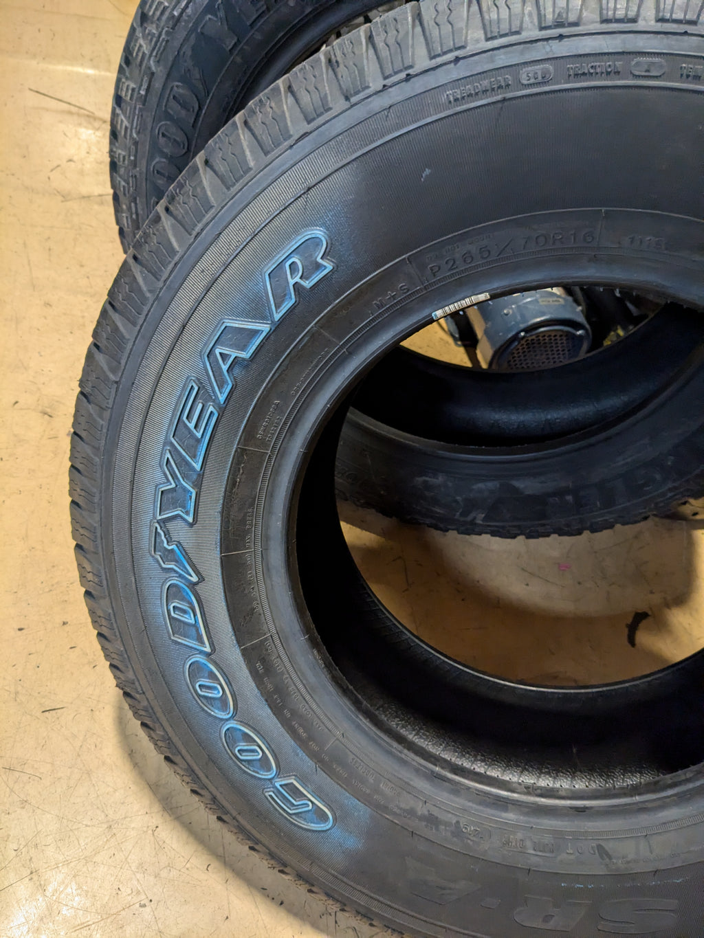 NOS GOODYEAR WRANGLER SRA OWL P 265 70 16 111S ALL SEASON TIRE 201231