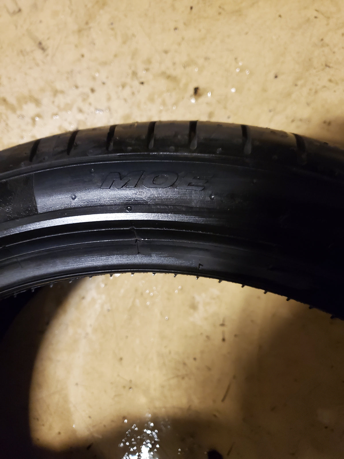 PIRELLI P ZERO (PZ4) (MOE) RUNFLAT P 225 40 19 93Y XL UHP SUMMER TIRE 2908200