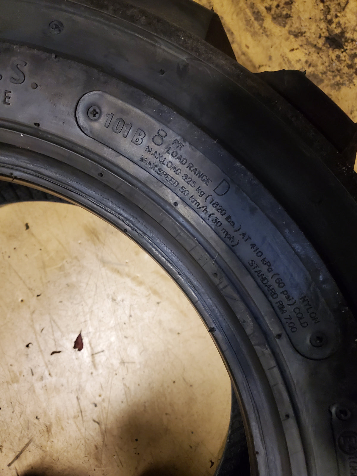 NOS DEESTONE D304 BSW 27 8.5 15 101B 8PLY INDUSTRIAL TIRE DS6102