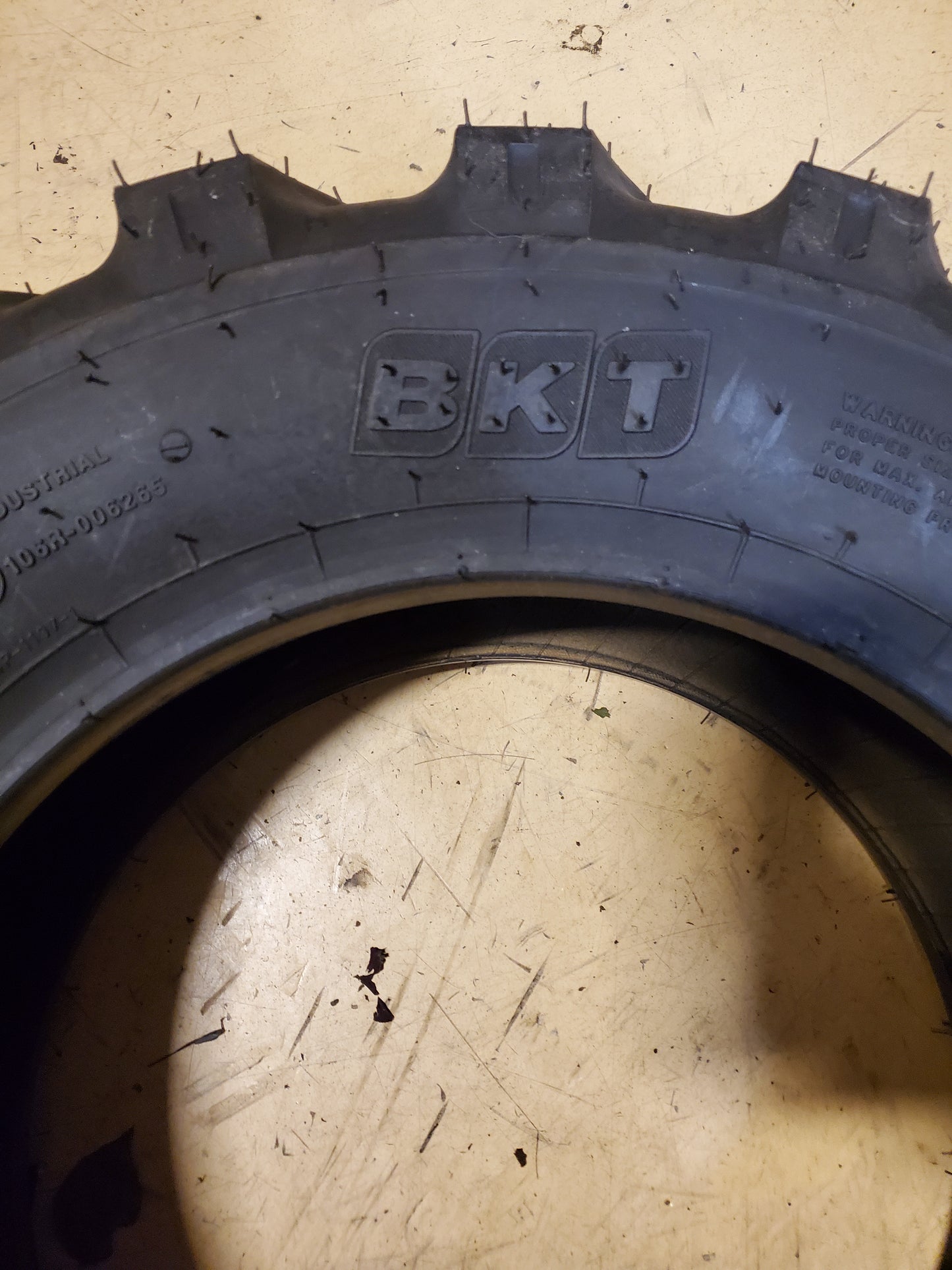 BKT SKID POWER BSW  25 8.5 14 106A 6PLY INDUSTRIAL TIRE 94042050