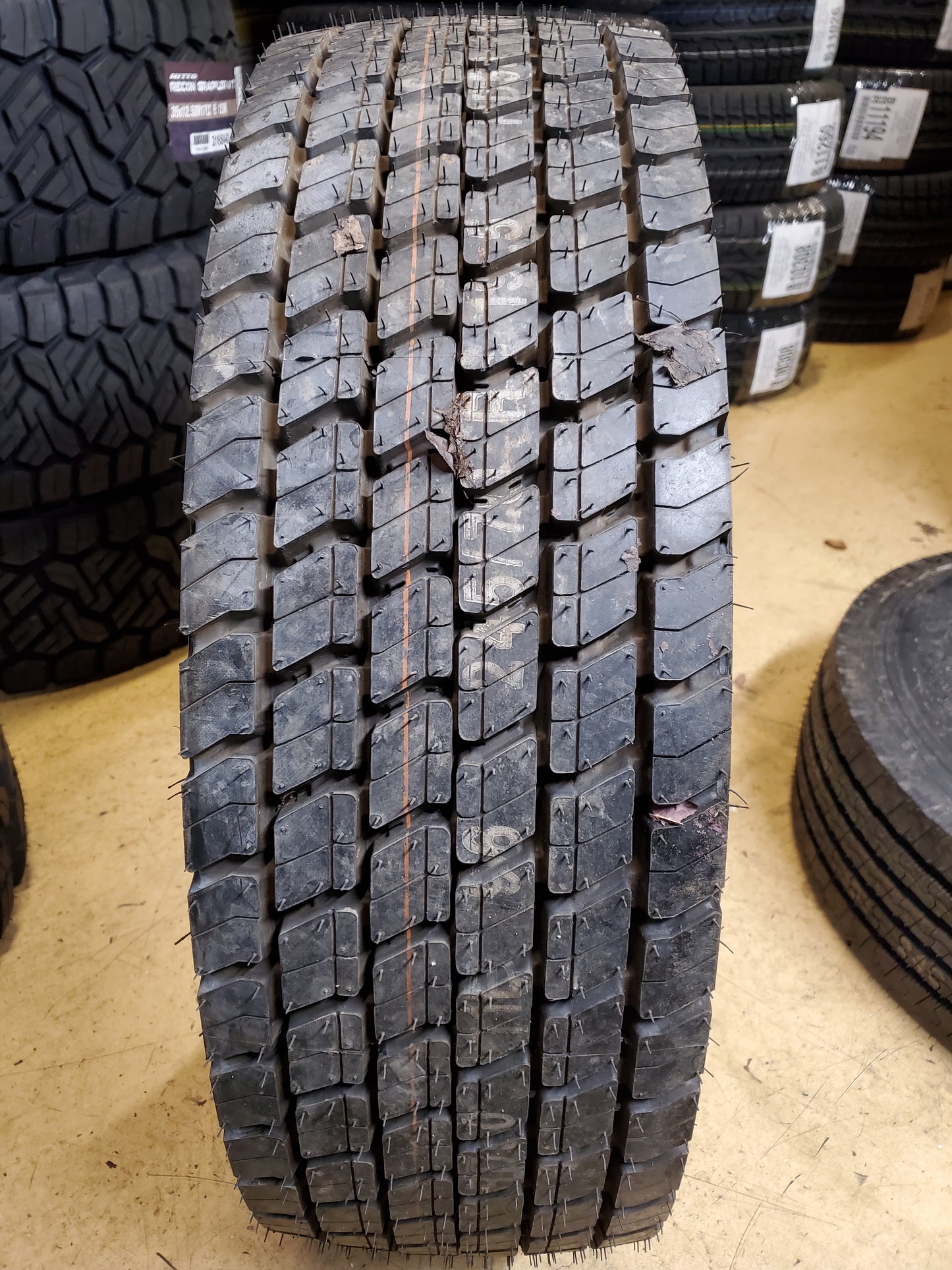 KUMHO KRD50 BSW P 245 70 19.5 137/135M 16PLY DRIVE TIRE 2141483