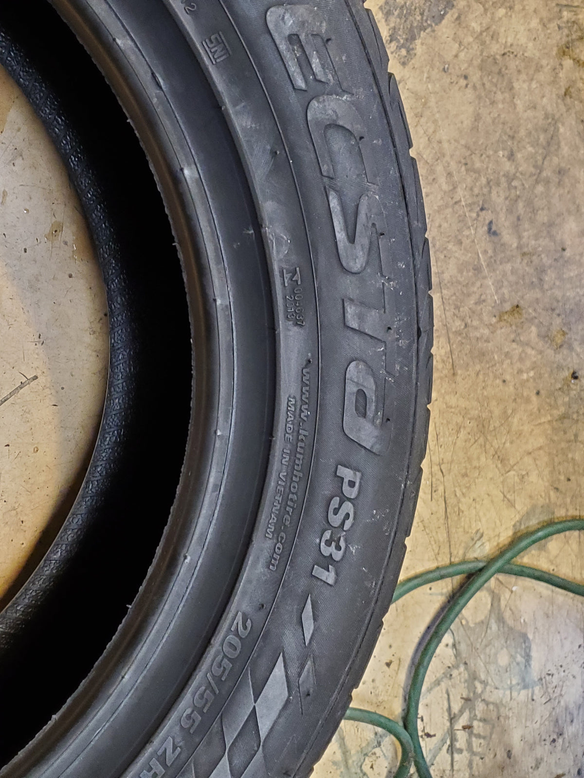 KUMHO ESCTA PS31 BSW P 205 55 16 91W UHP TIRE 2267943