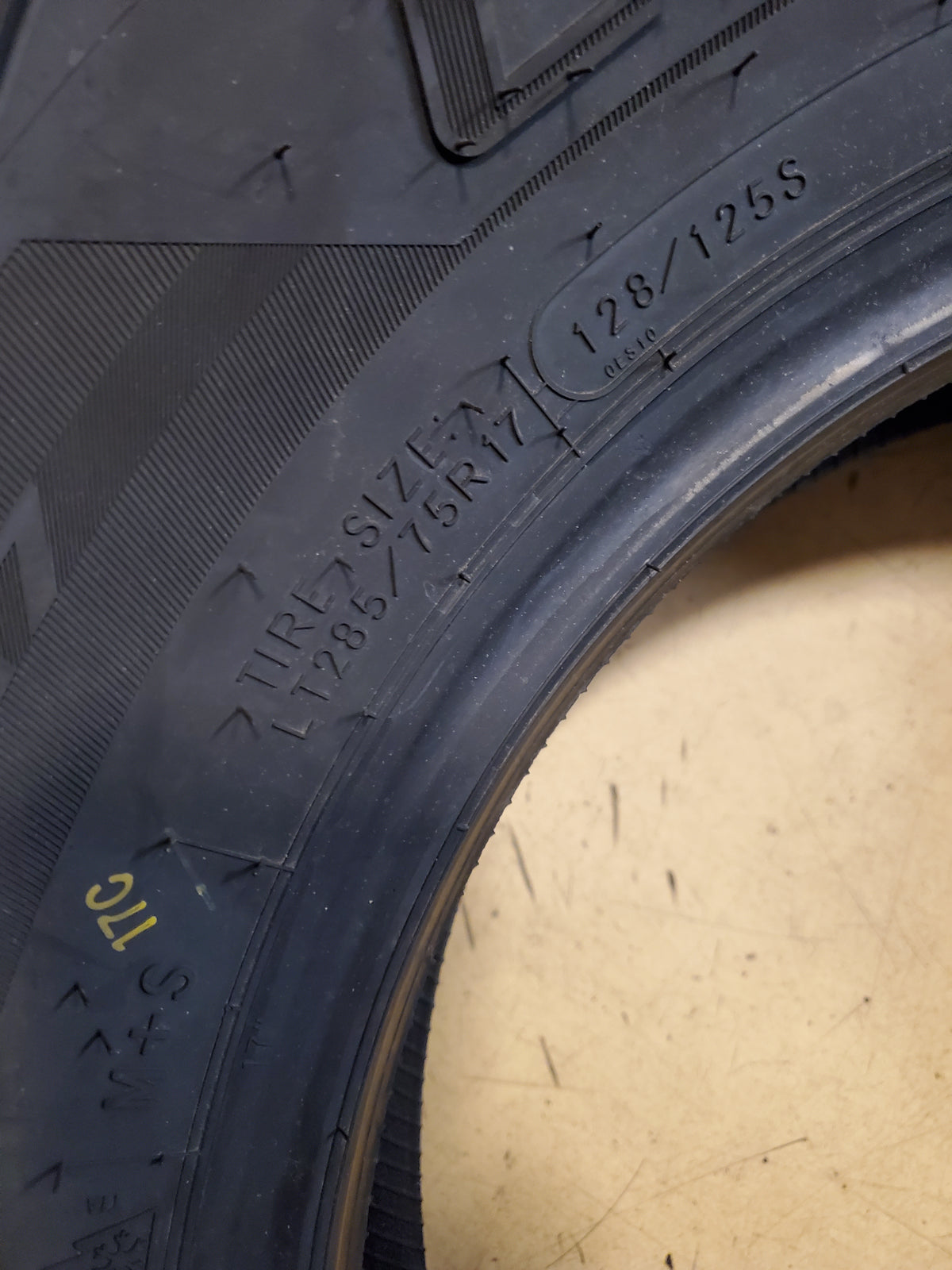 COOPER DISCOVERER STRONGHOLD AT LT 285 75 17 128/125S 10PLY TIRE 170286048