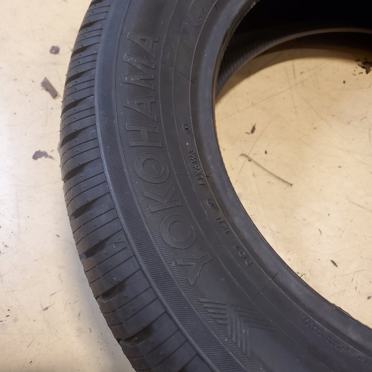 YOKOHAMA YK-GTX P 215 60 16 95V SL ALL SEASON TIRE 110174110