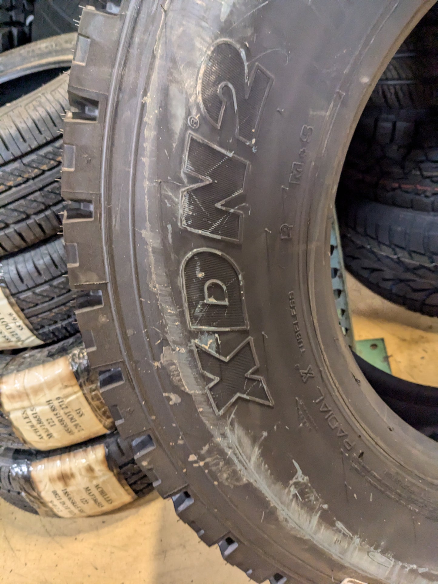 MICHLEIN XDN2 275 80 22.5 144/141L LRG 14 PLY A/W BUS TIRE 63465