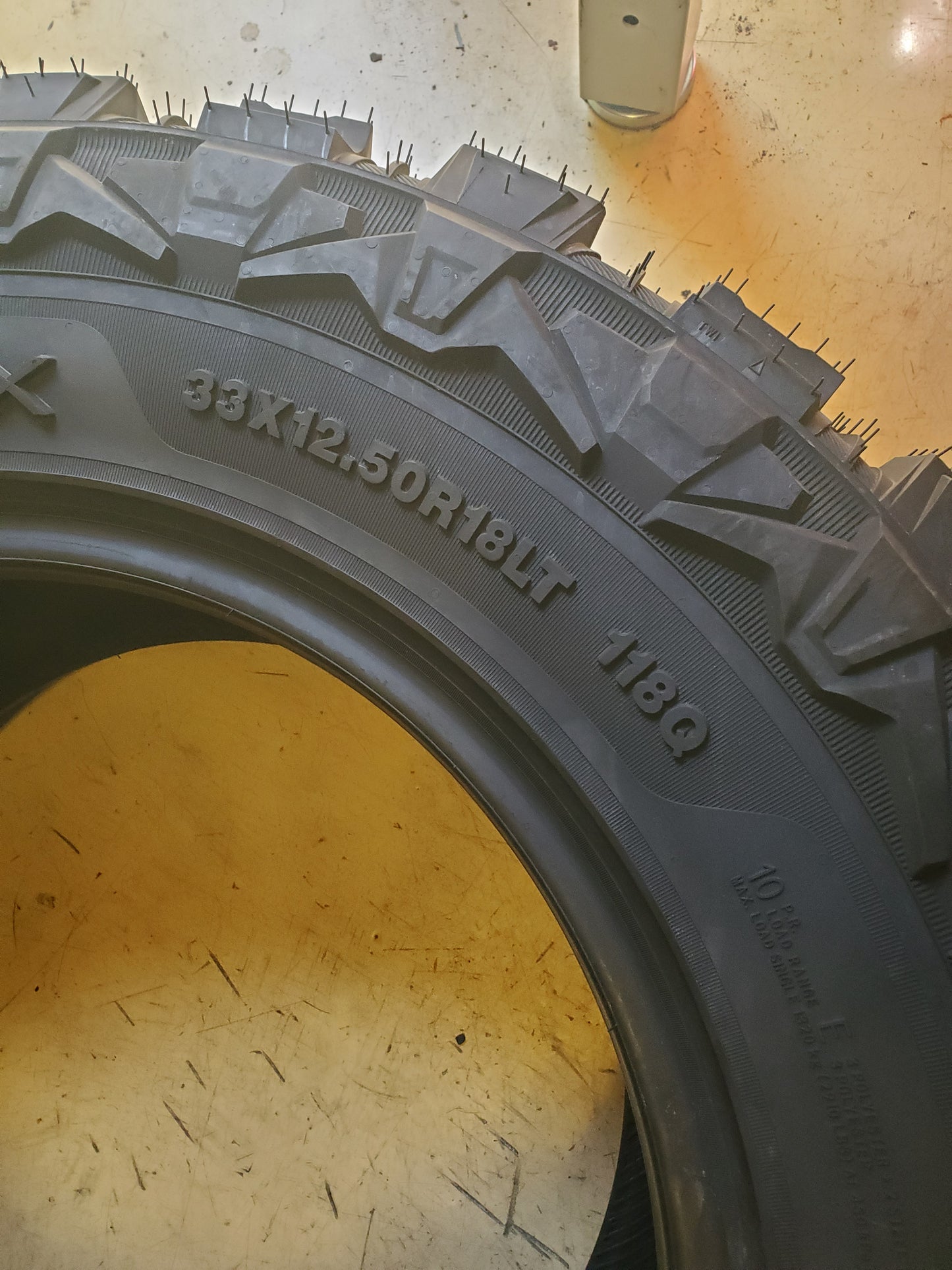 RADAR RENEGADE-X BSW LT 33 12.5 18 118Q 10PLY MUD TIRE RACSTH0086