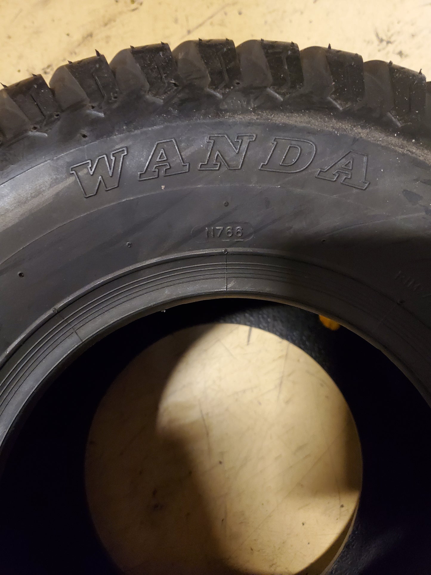 WANDA P332 81A3 BSW  18 9.5 8 4PLY LAWN TIRE WA189508P