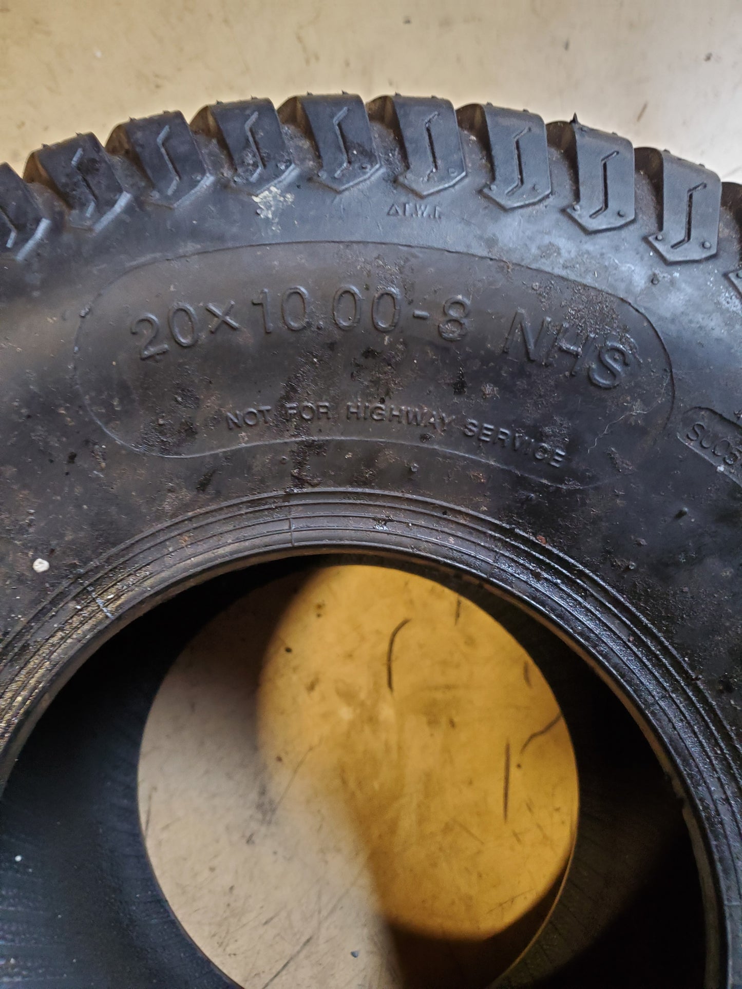 HI-RUN SU05 BSW 20 10 8 2PLY LAWN TIRE WD1034