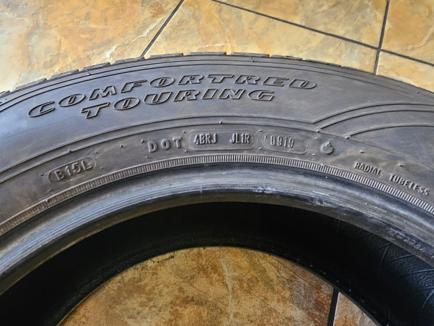 USED 9/32 OF 11/32  GOODYEAR ASSURANCE COMFORTED TOURING P 235 60 17 102H SL  ALL SEASON  TIRE 413488329