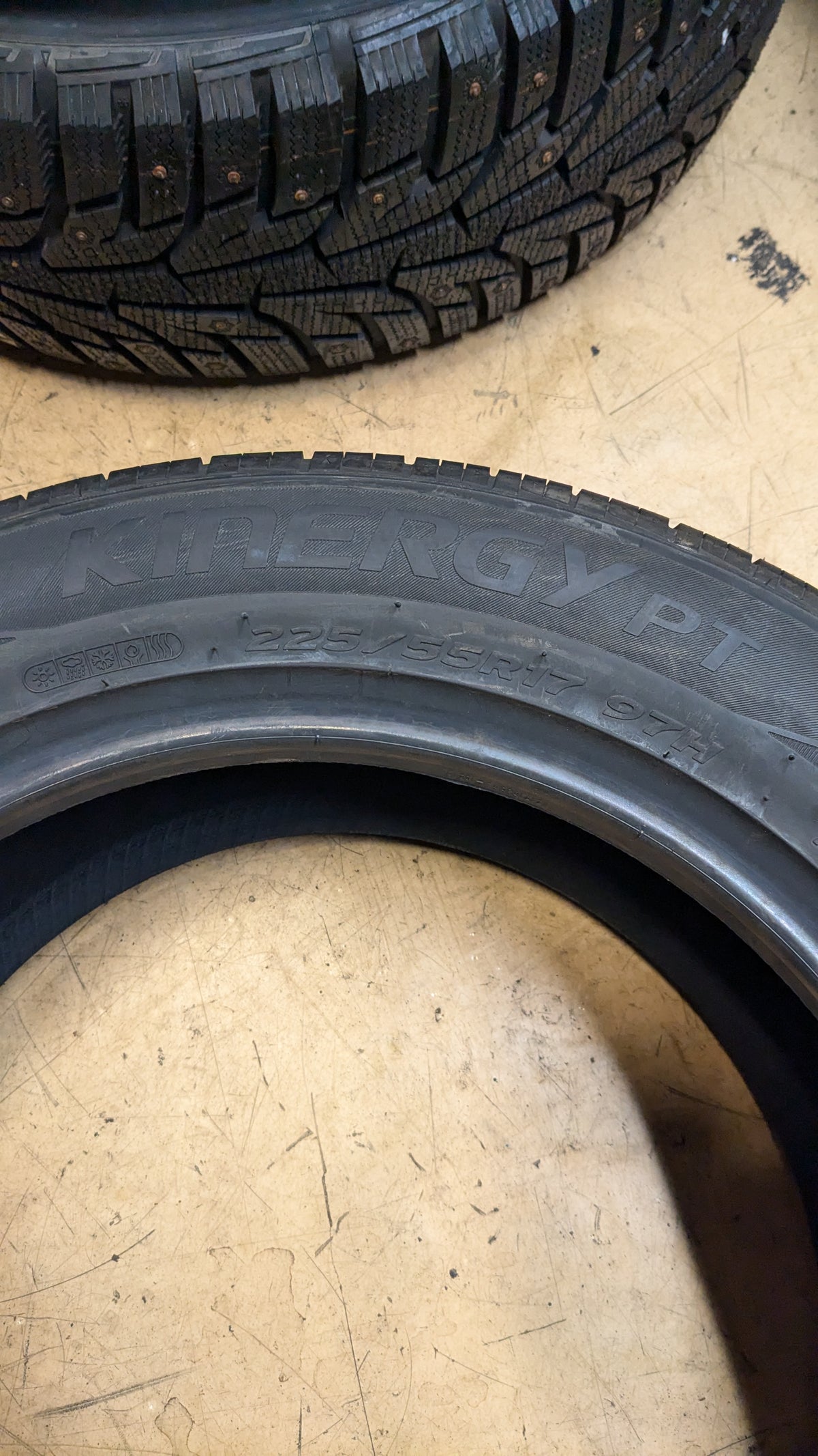 NOS HANKOOK KINERGY PT BSW P 225 55 17 97H ALL SEASON TIRE 1021400