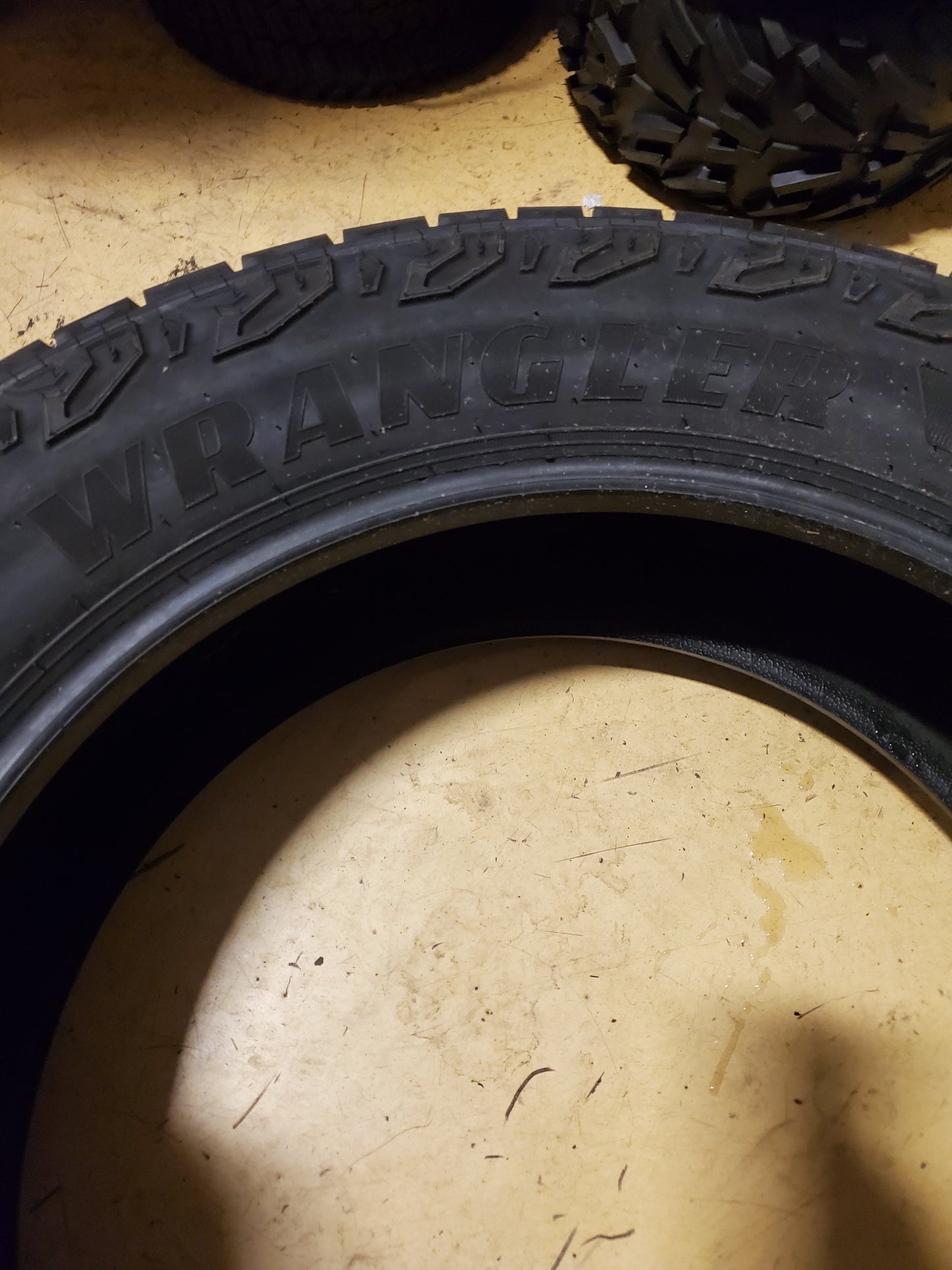 USED 12/32'' GOODYEAR WRANGLER TERRITORY AT LT 265 60 22 123/120S 10PLY TIRE 733295838