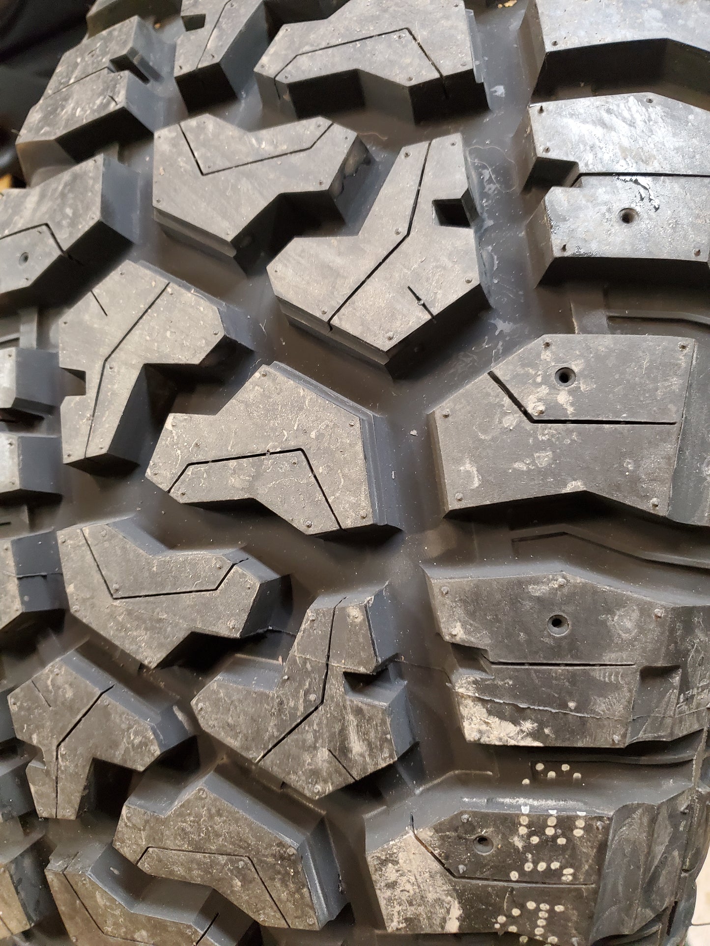BLACKHAWK RIDGERAWL R/T  BSW LT 285 70 17 126/123Q 10PLY RUGGED TERRAIN TIRE 1600456K