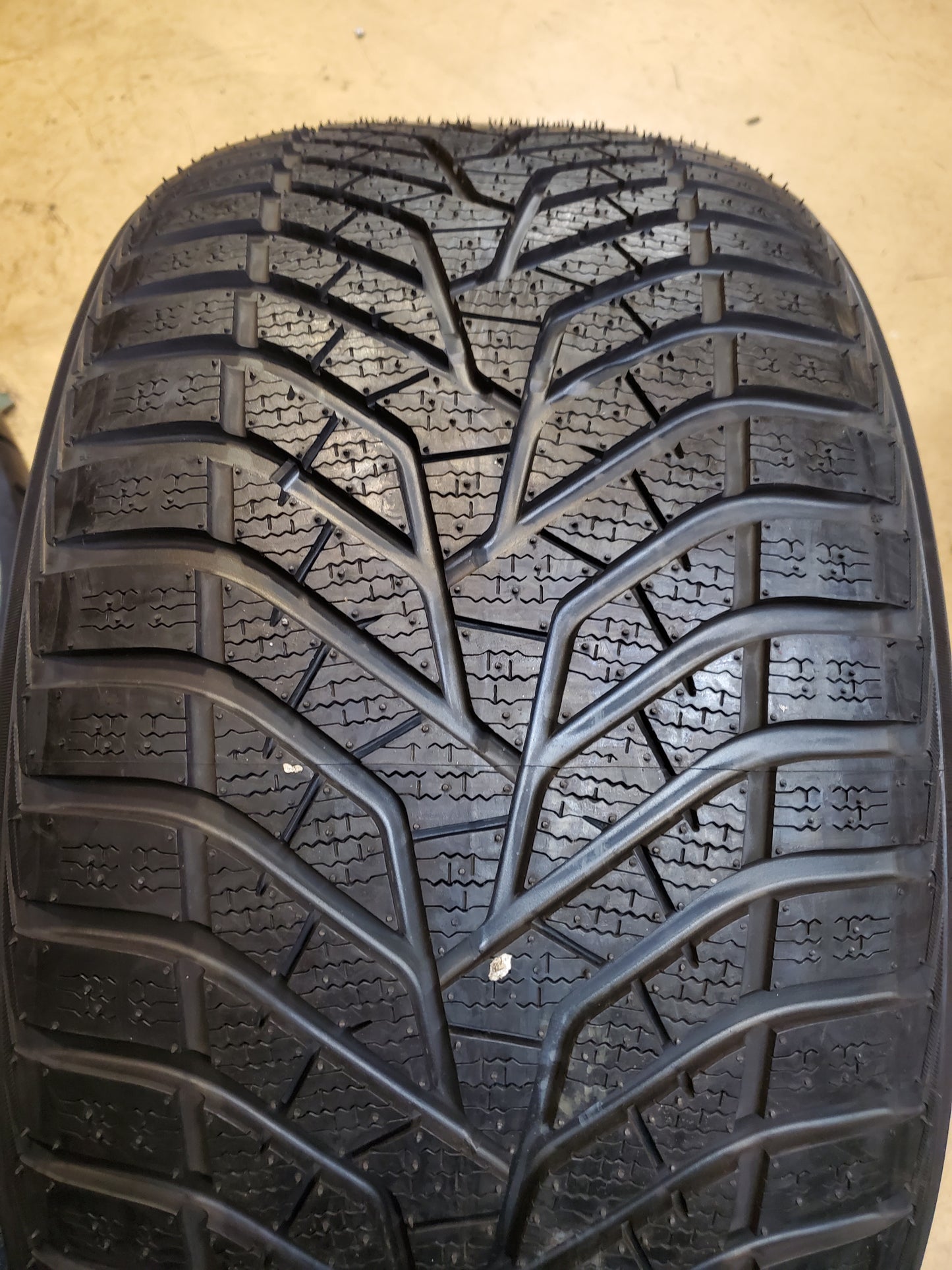 NOS YOKOHAMA BLUEARTH WINTER V905 BSW P 295 35 21 107V XL WINTER TIRE 110190664