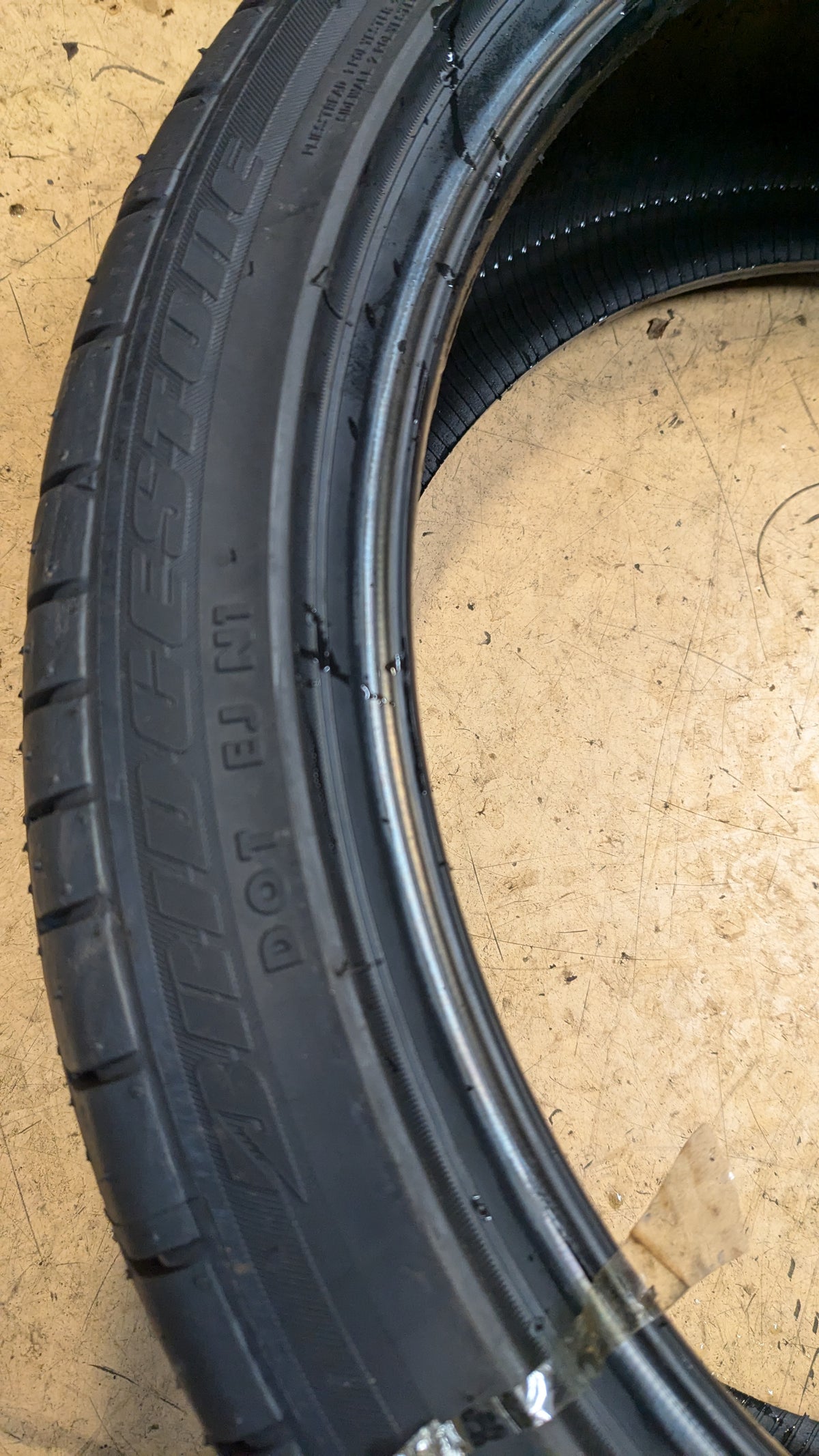 BRIDGESTONE POTENZA RE050A BSW P 235 40 19 96Y XL UHP TIRE 024838