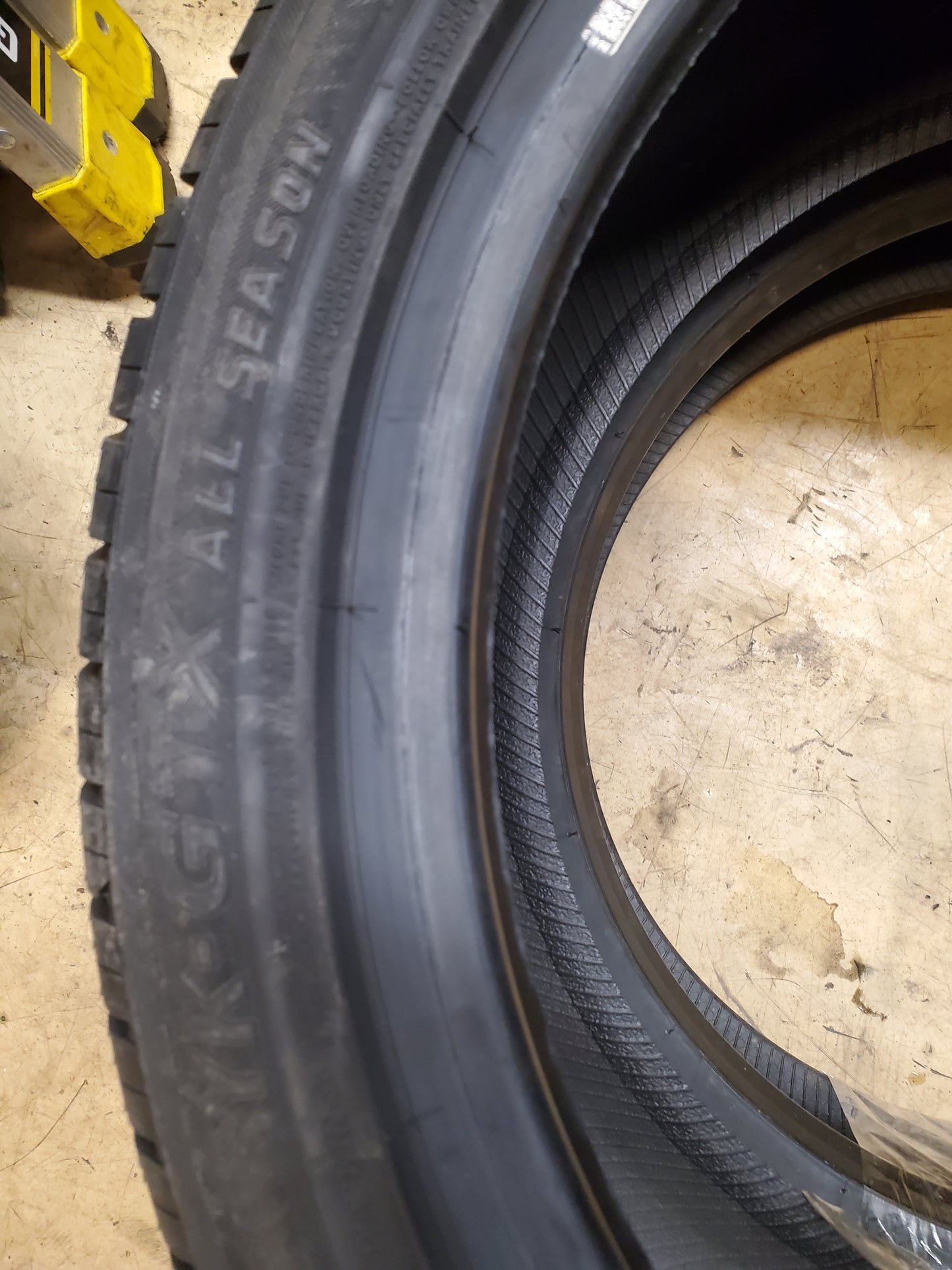 YOKOHAMA YKGTX BSW P 215 45 17 91V XL ALL SEASON TIRE 110174113